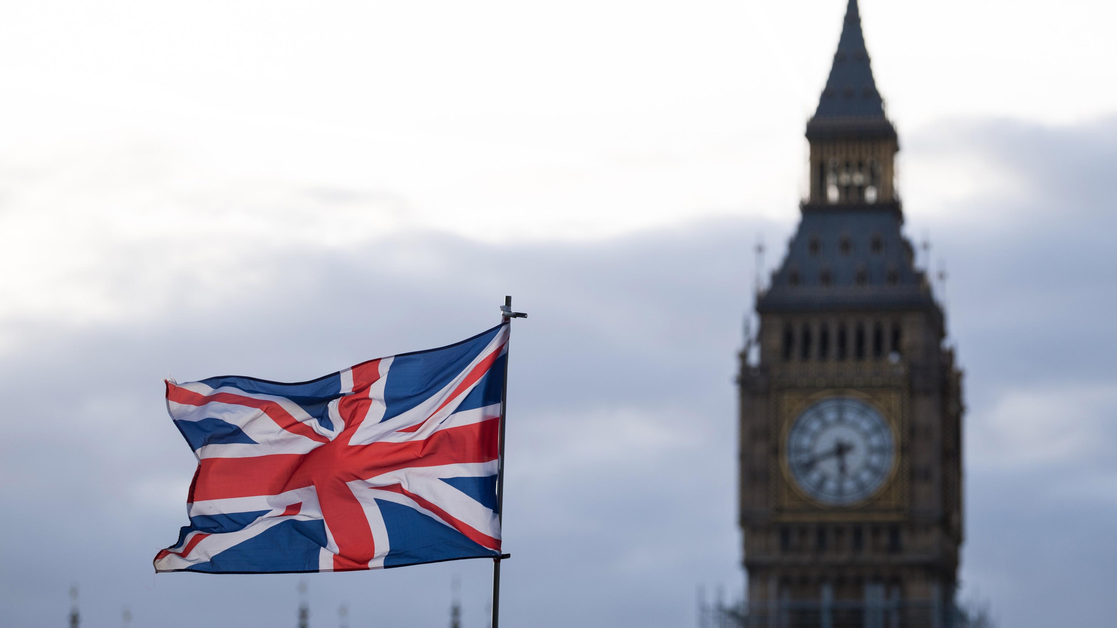 Union Jack weht vorm Westminster Palace