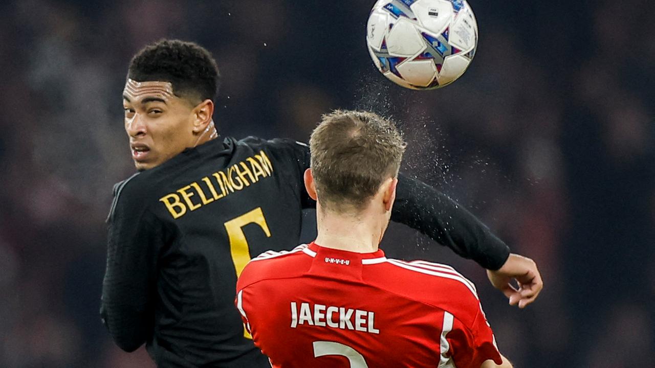 Real Madrids Jude Bellingham im Kopfballduell mit Paul Jaeckel