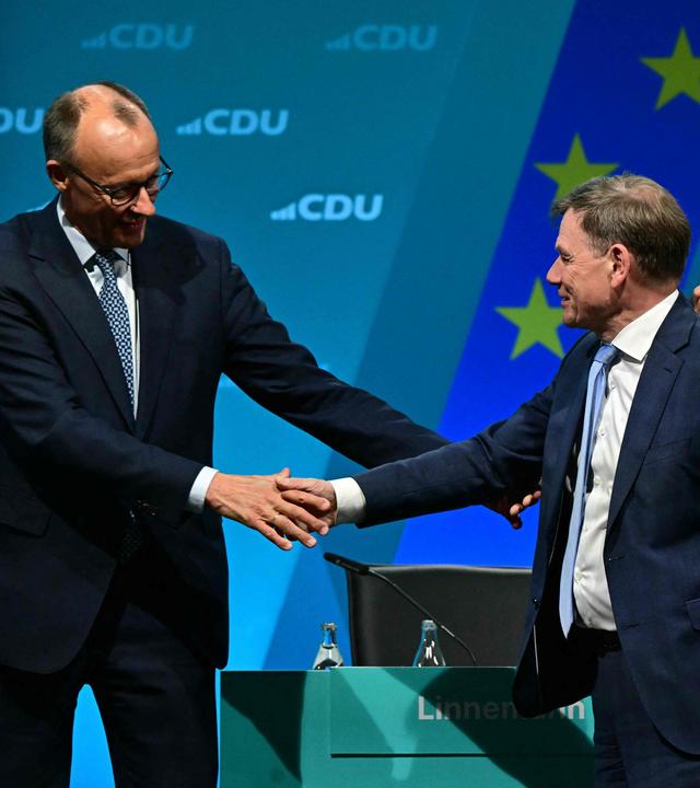 Johann Wadephul schüttelt CDU-Vorsitzendem Friedrich Merz die Hand.
