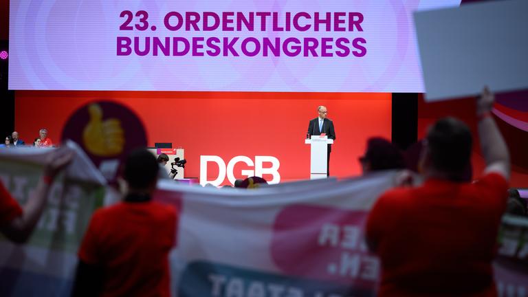 Berlin: Bundeskanzler Friedrich Merz (CDU) spricht beim 23. Ordentlichen Bundeskongress des Deutschen Gewerkschaftsbundes (DGB) im Estrel Congress Center. 