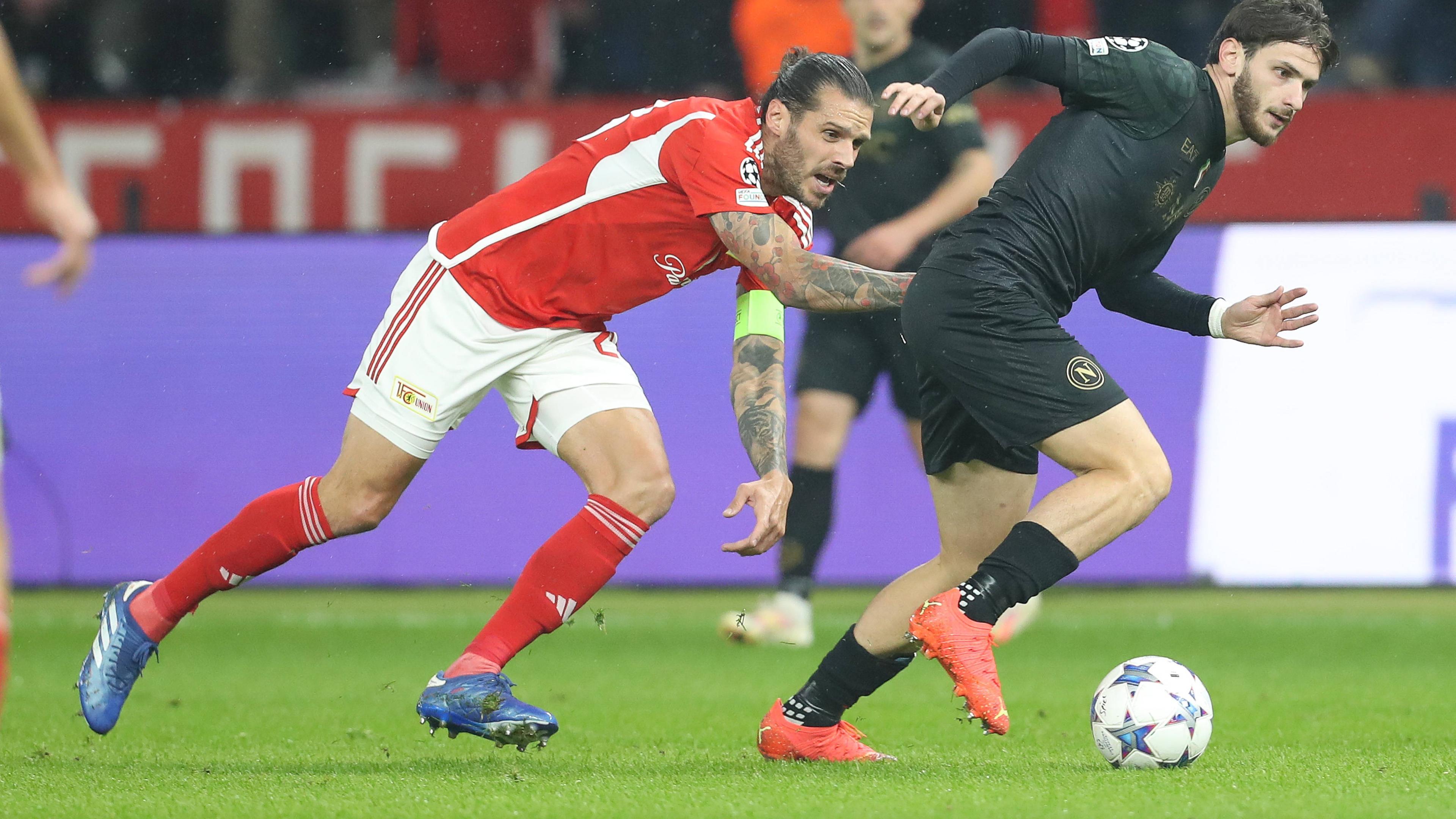 Champions League, Union Berlin - SSC Neapel: Christopher Trimmel (Union Berlin) verfolgt Chwitscha Kwarazchelia