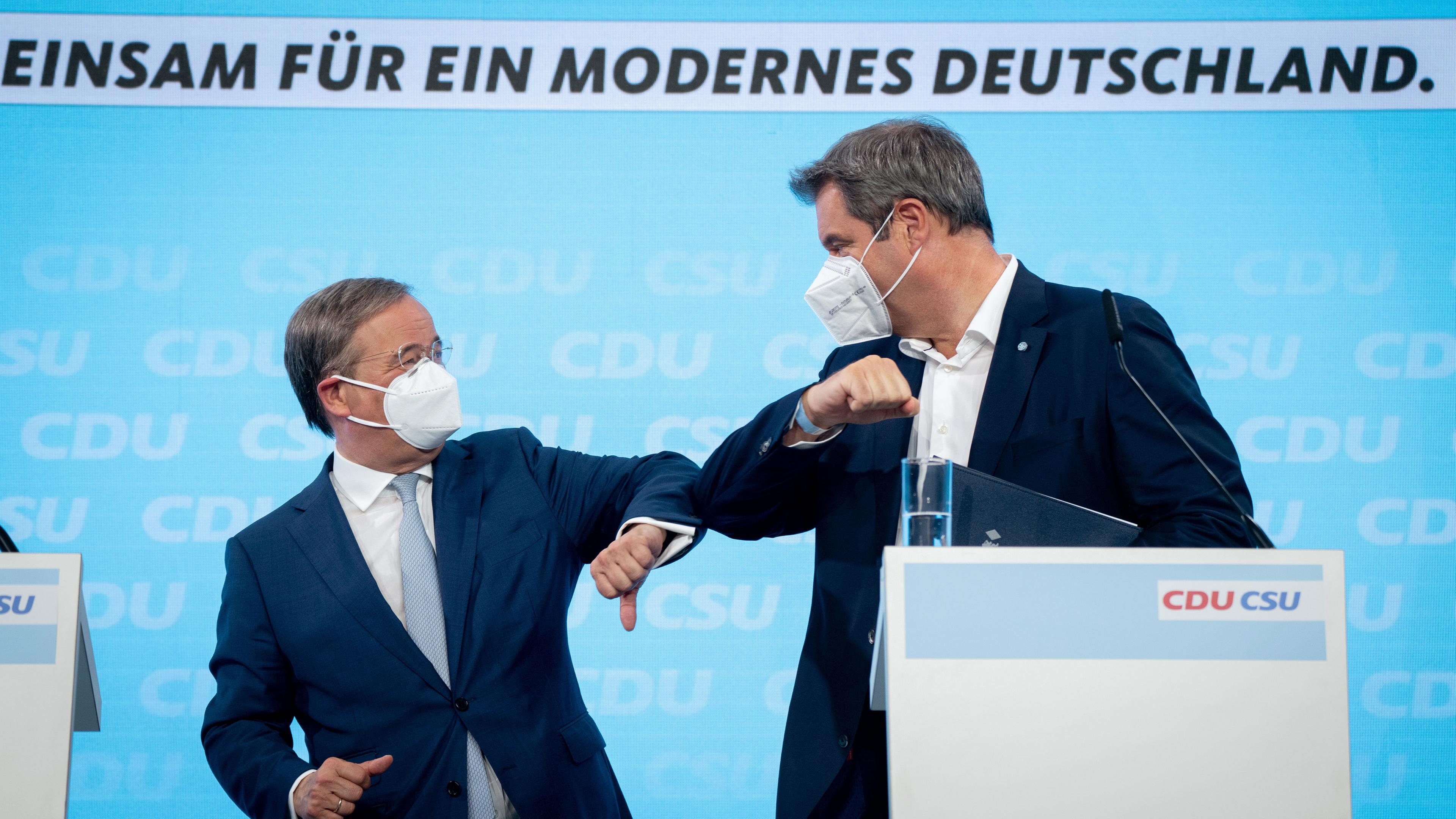 Laschet und Söder verabschieden sich nach der Pressekonferenz zum Wahlprogramm der Union