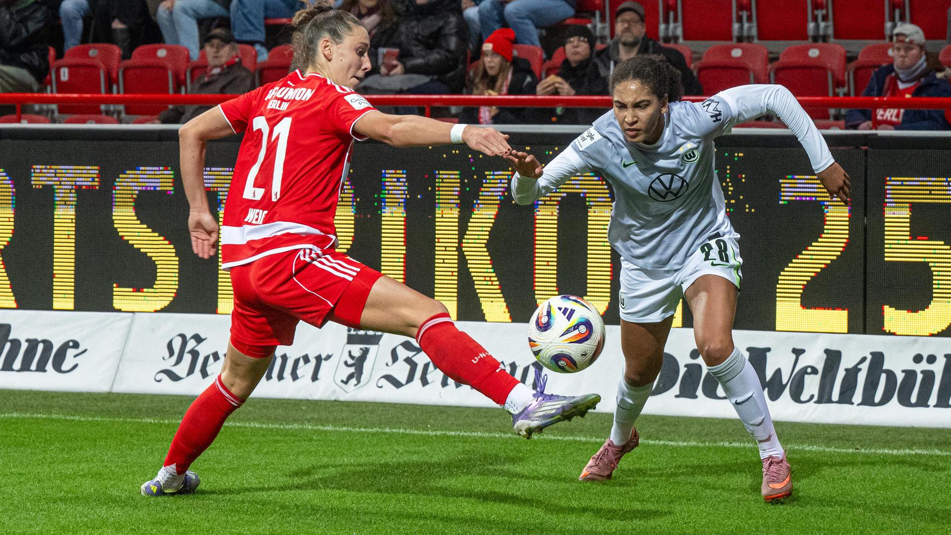 Fußball, Frauen-Bundesliga, 1. FC Union Berlin - VfL Wolfsburg: Anna Weiß (1. FC Union) im Zweikampf mit Cora Zicai (Wolfsburg).