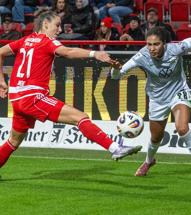 Fußball, Frauen-Bundesliga, 1. FC Union Berlin - VfL Wolfsburg: Anna Weiß (1. FC Union) im Zweikampf mit Cora Zicai (Wolfsburg).