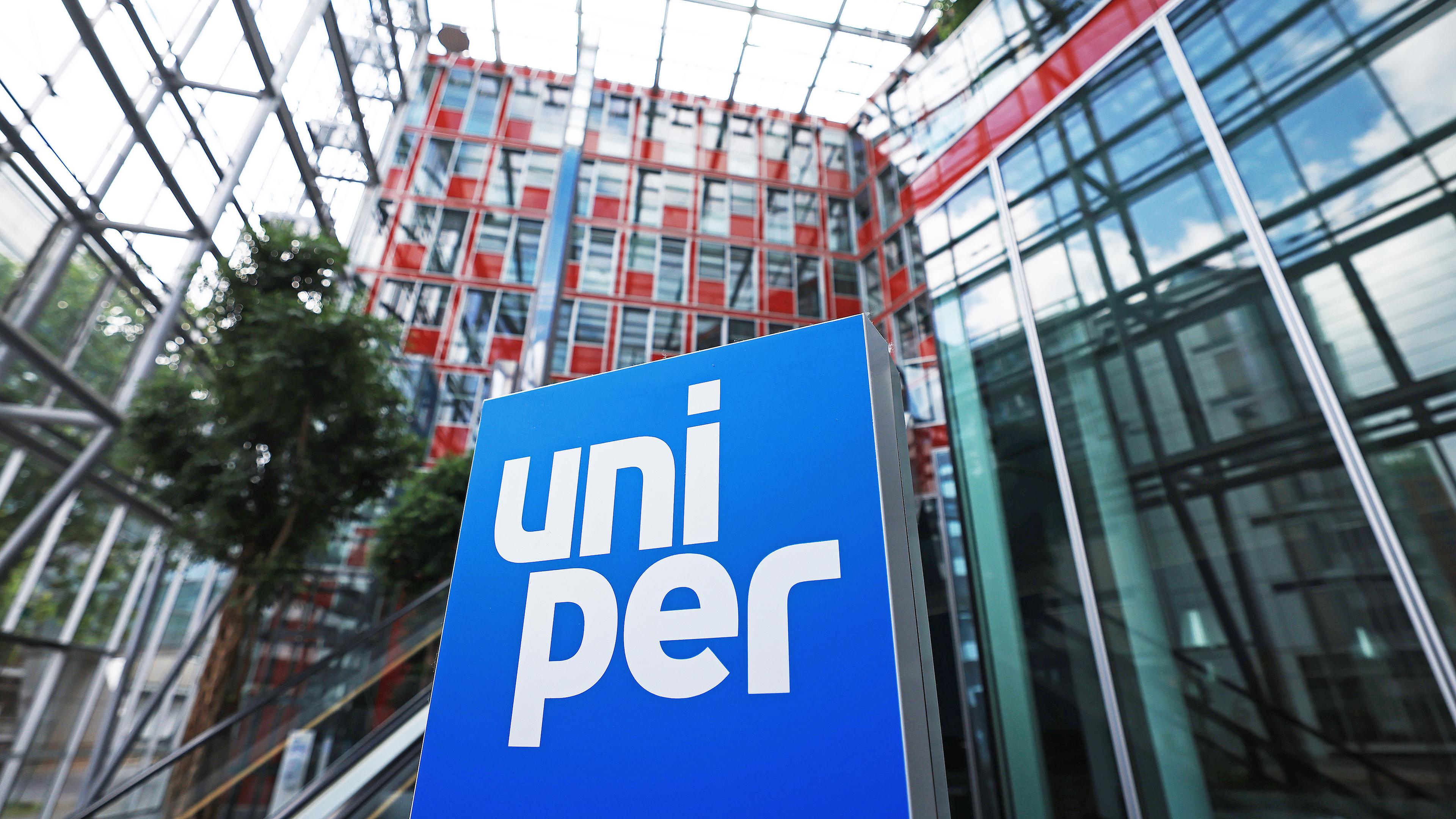 Eine Stele mit dem Firmen-Logo steht im Foyer der Hauptverwaltung des Energieversorgungsunternehmens Uniper in Düsseldorf