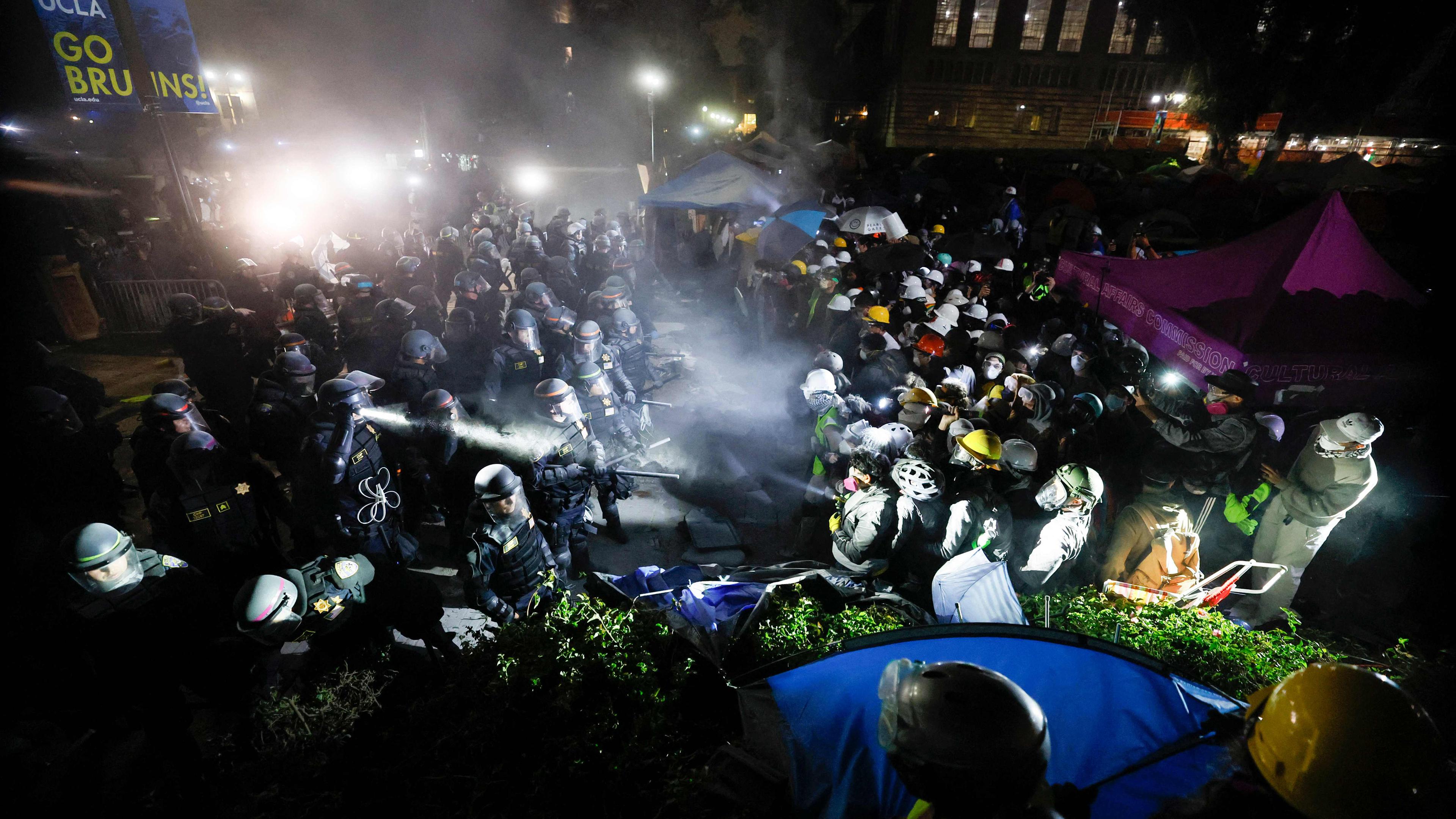 Polizisten stehen pro-palästinensischen Studenten gegenüber, nachdem sie einen Teil der Barrikade des Camps auf dem Campus der University of California, Los Angeles am 0205.2024 zerstört haben.