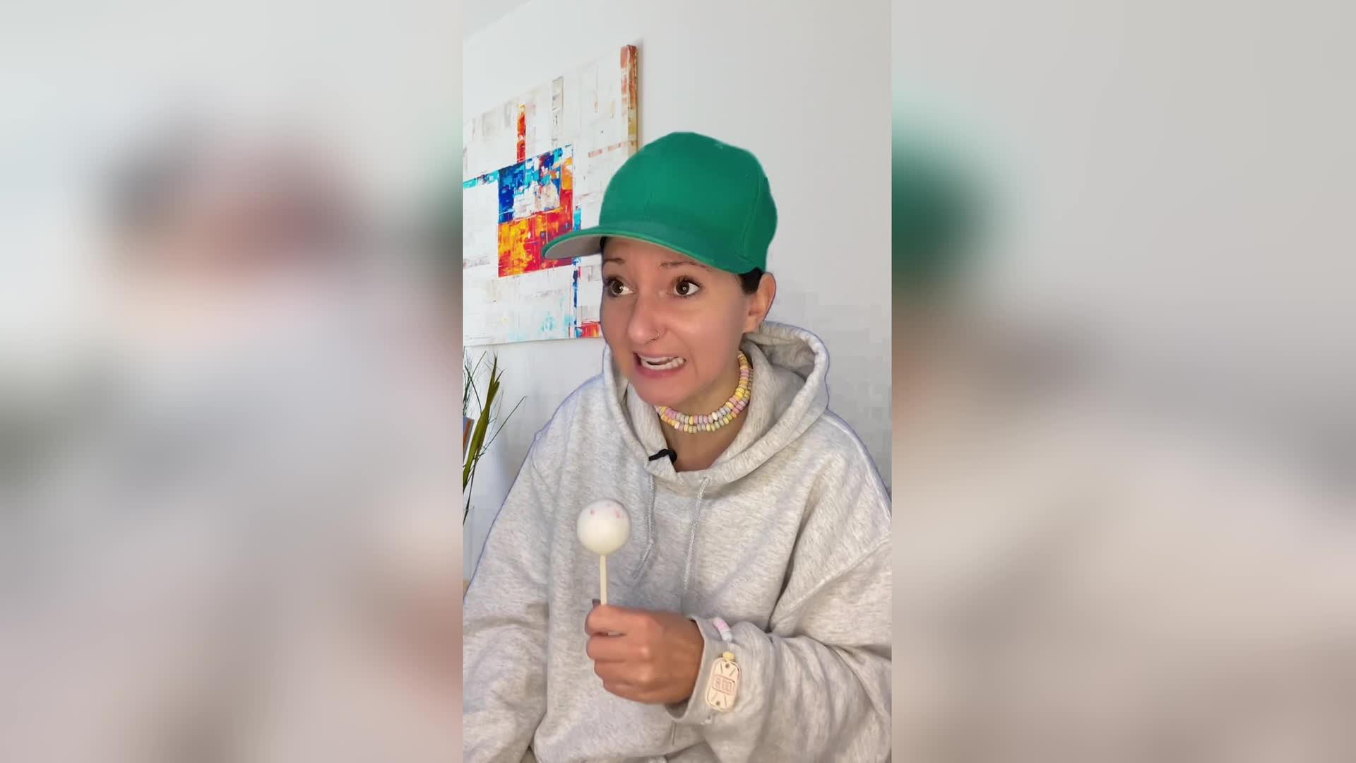 Bianca mit einem Lolli in der Hand 