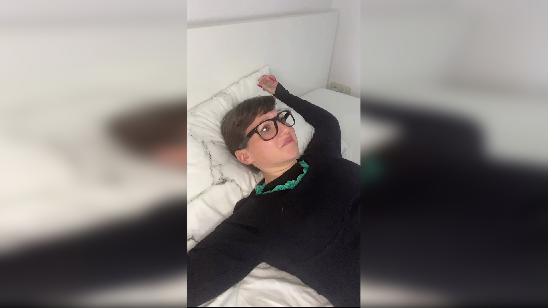 Lehrerin liegt verzweifelt auf dem Bett 