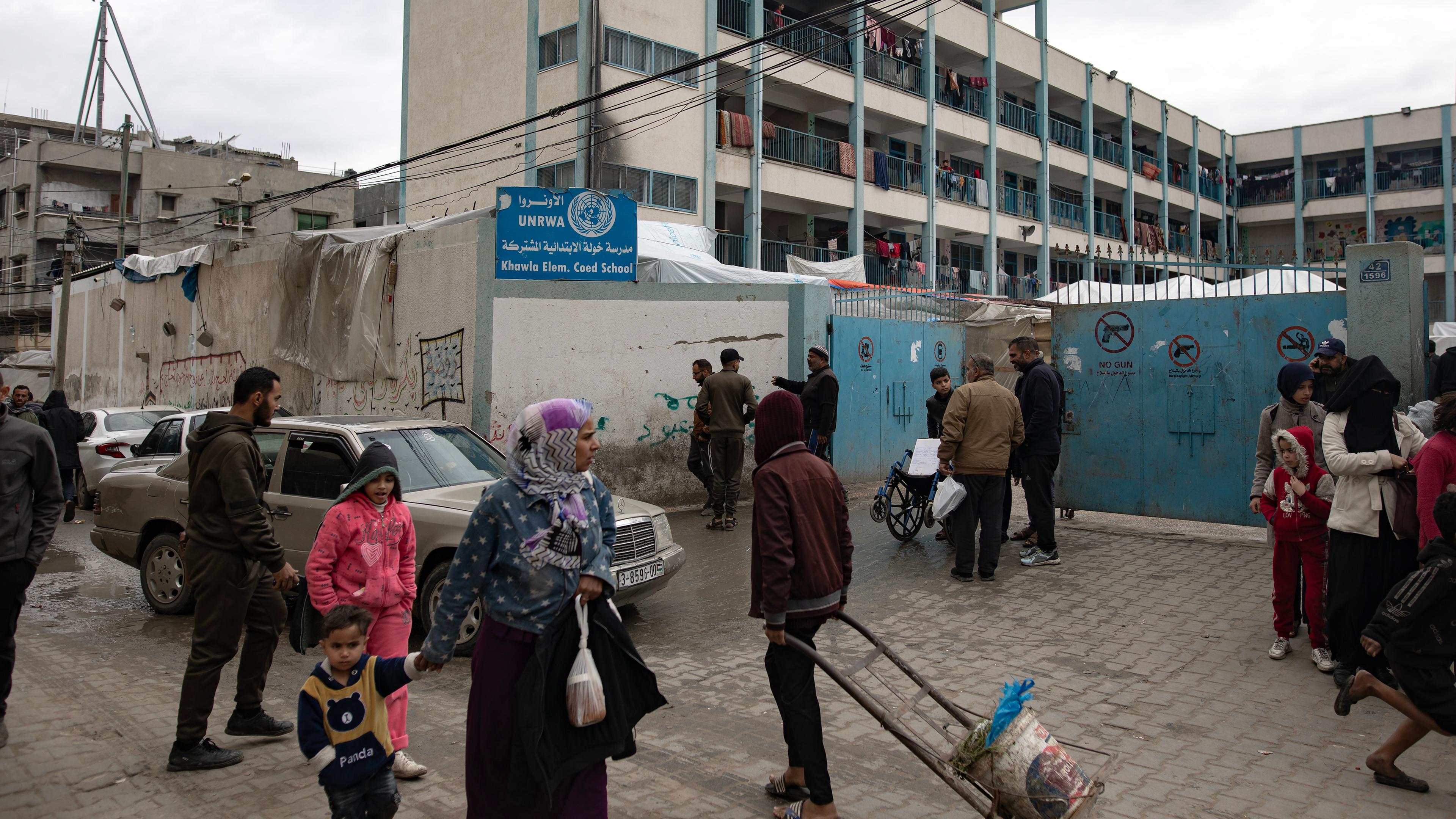 Palästinenser vor der Schule des UNRWA in Rafah, südlicher Gazastreifen, 28.01.2024. 