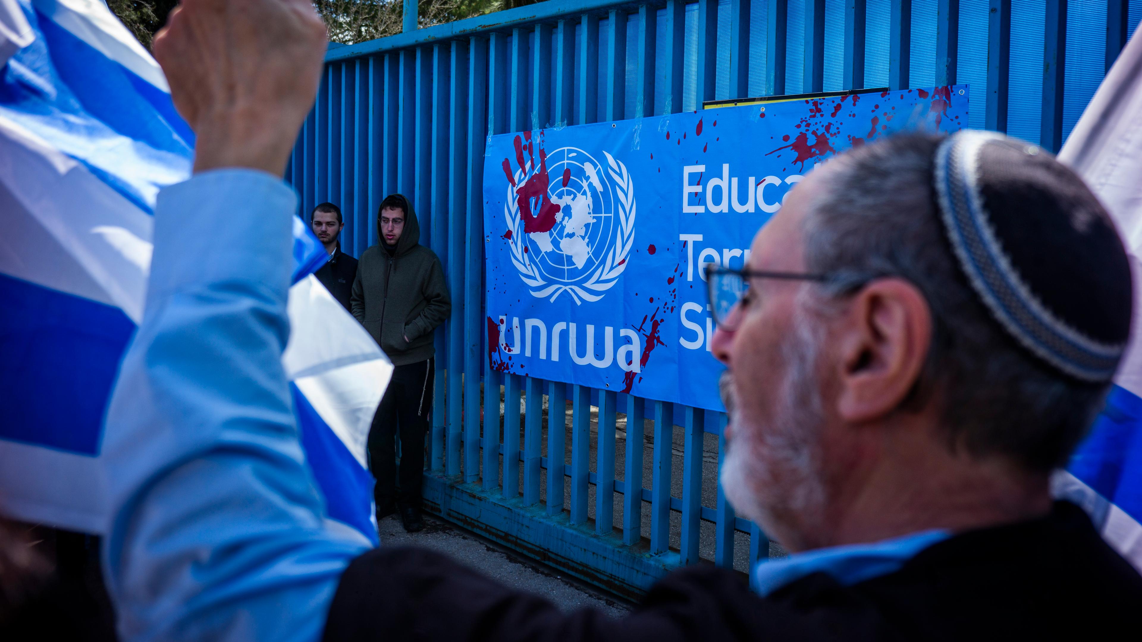 Israelische Aktivisten protestieren vor dem Eingang zum Büro des UN-Palästinenserhilfswerks (UNRWA).