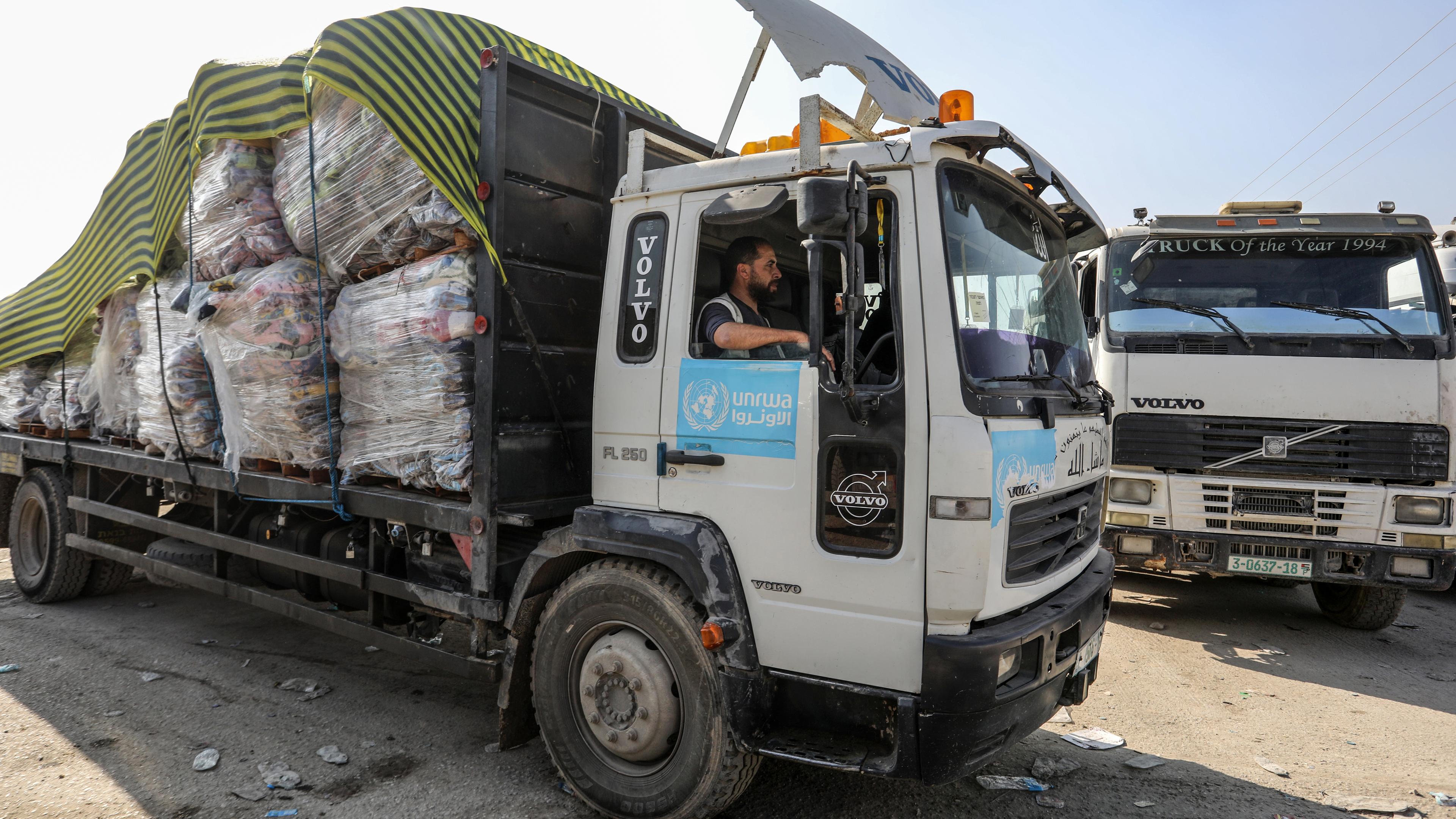 Archiv: UNRWA-Hilfsgütertransporter fahren über den Grenzübergang Kerem Shalom in den Gazastreifen ein.