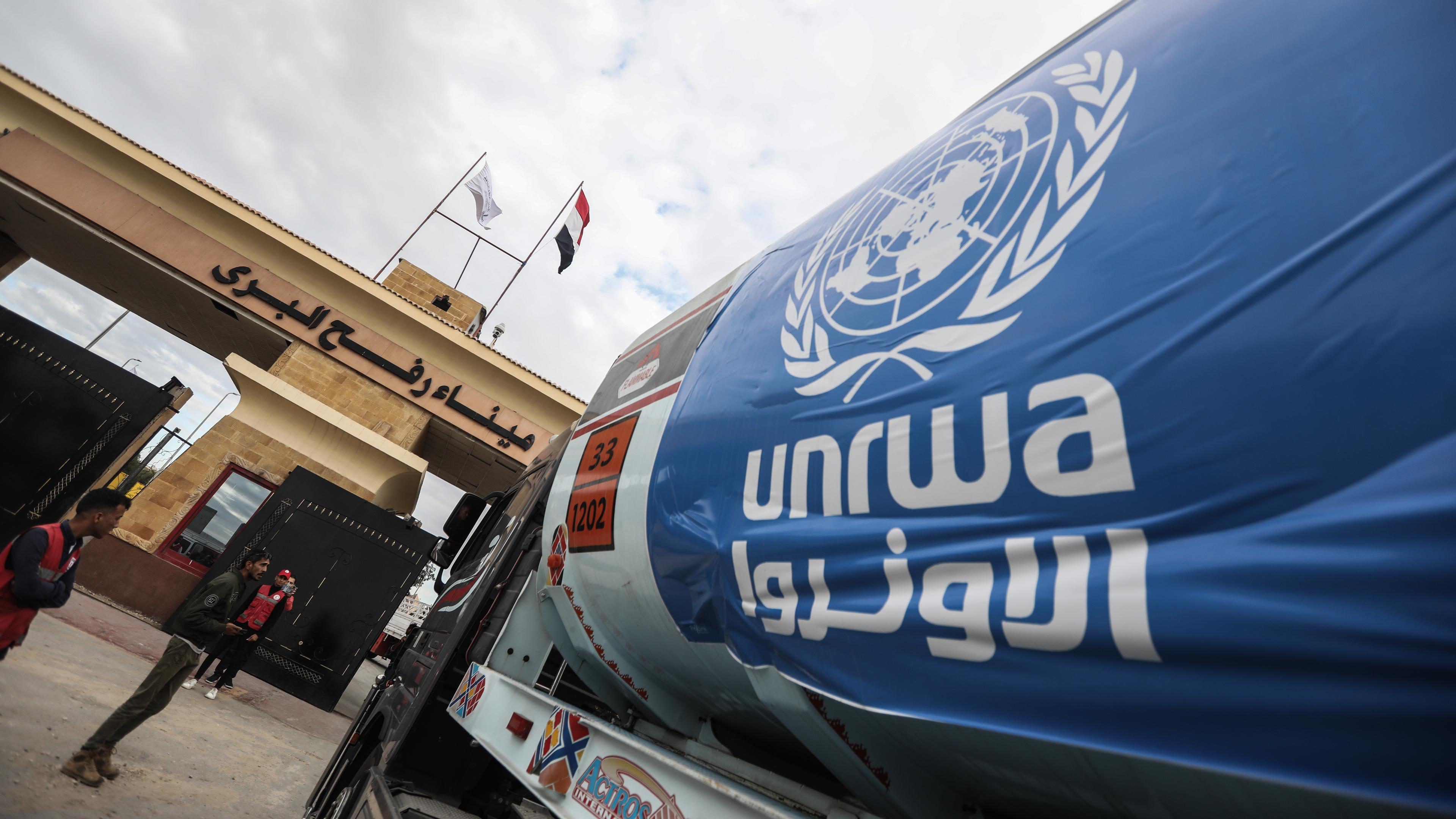 UNRWA-Logo auf einem Anhänger