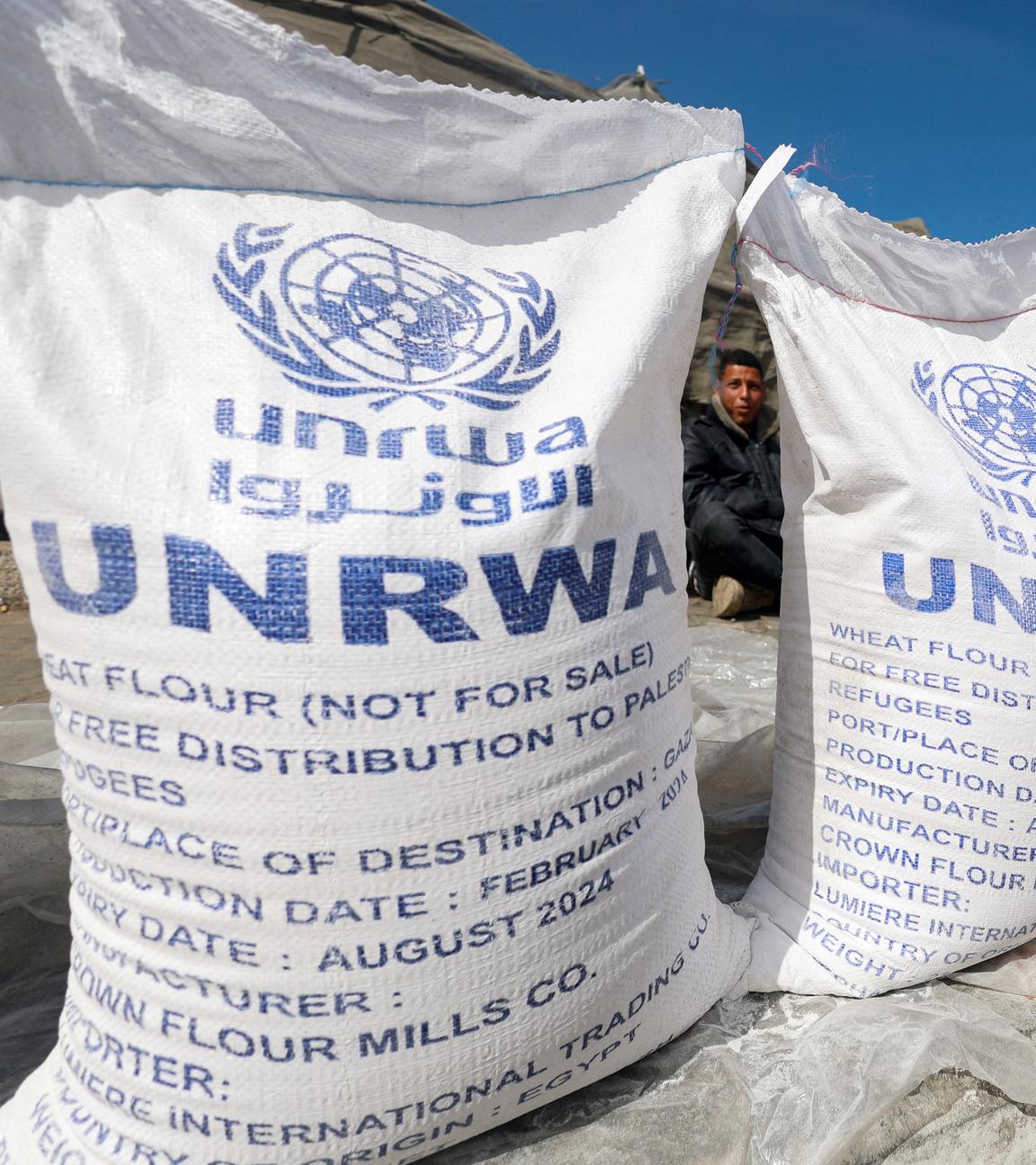 Vertriebene Palästinenser warten in Rafah auf Hilfe vom Palästinenserhilfswerk der Vereinten Nationen