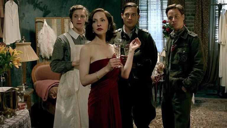 V.l.n.r.: Charlotte (Miriam Stein), Greta (Katharina Schüttler), Wilhelm (Volker Bruch), , Friedhelm (Tom Schilling)