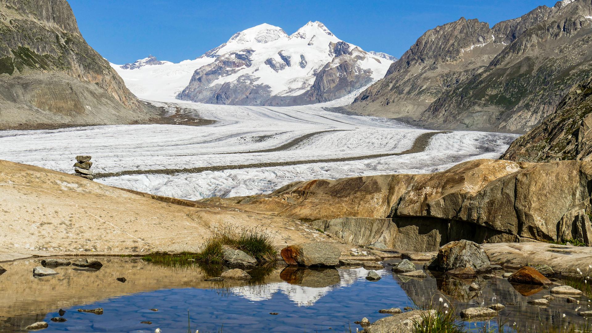 Durch das Abschmelzen des Aletschgletscher bilden sich kleine Bergseen