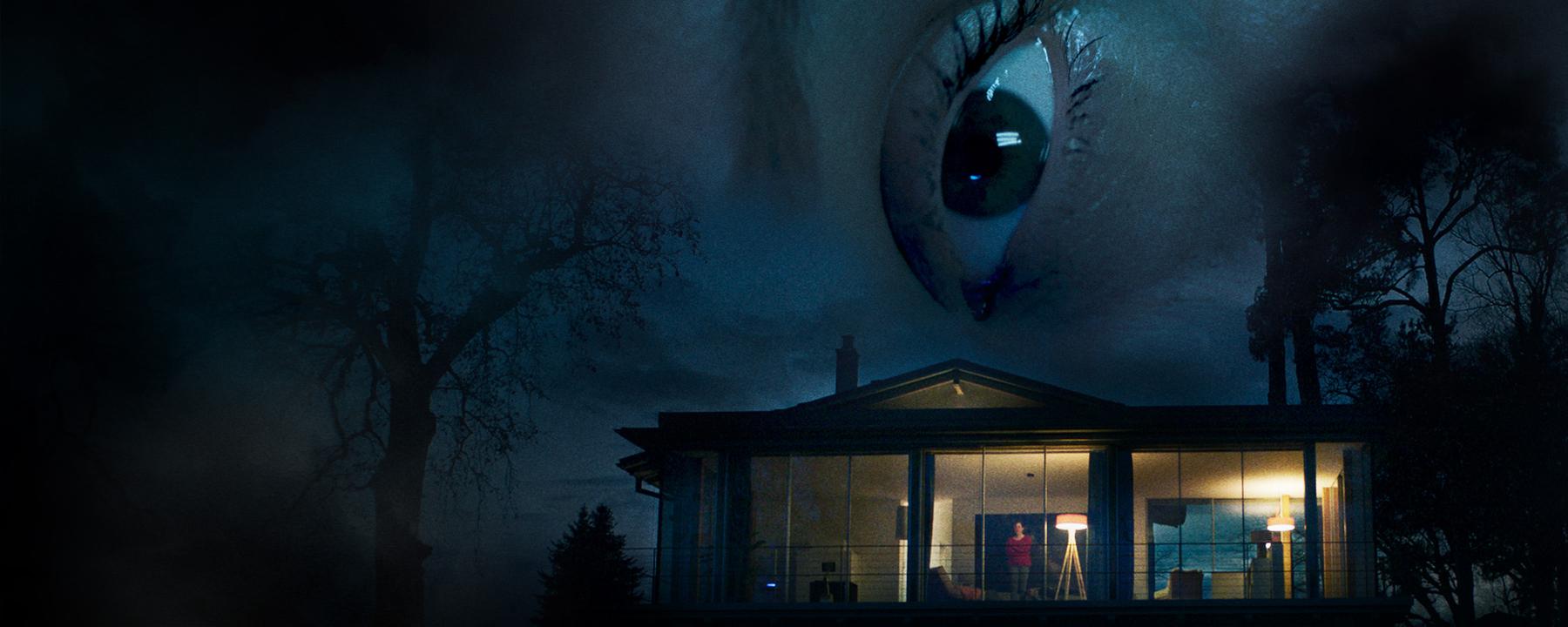 Unsichtbarer Angreifer - Emma Turgut (gespielt von Emily Cox)steht in ihrem Haus, hinter ihr der schlafende Smart-Home-Roboter