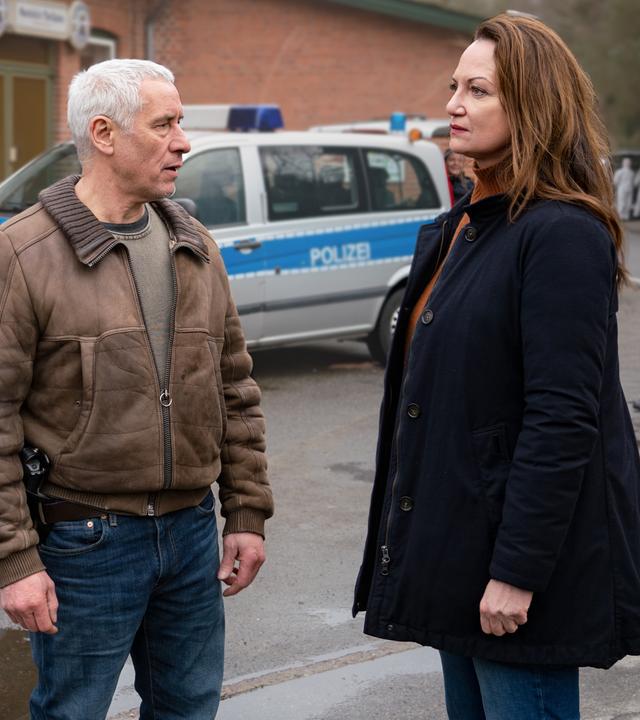  Matthias Hamm (Ralph Herforth) und Jana Winter (Natalia Wörner) stehen vor einem Polizeiwagen auf einem Schulhof.
