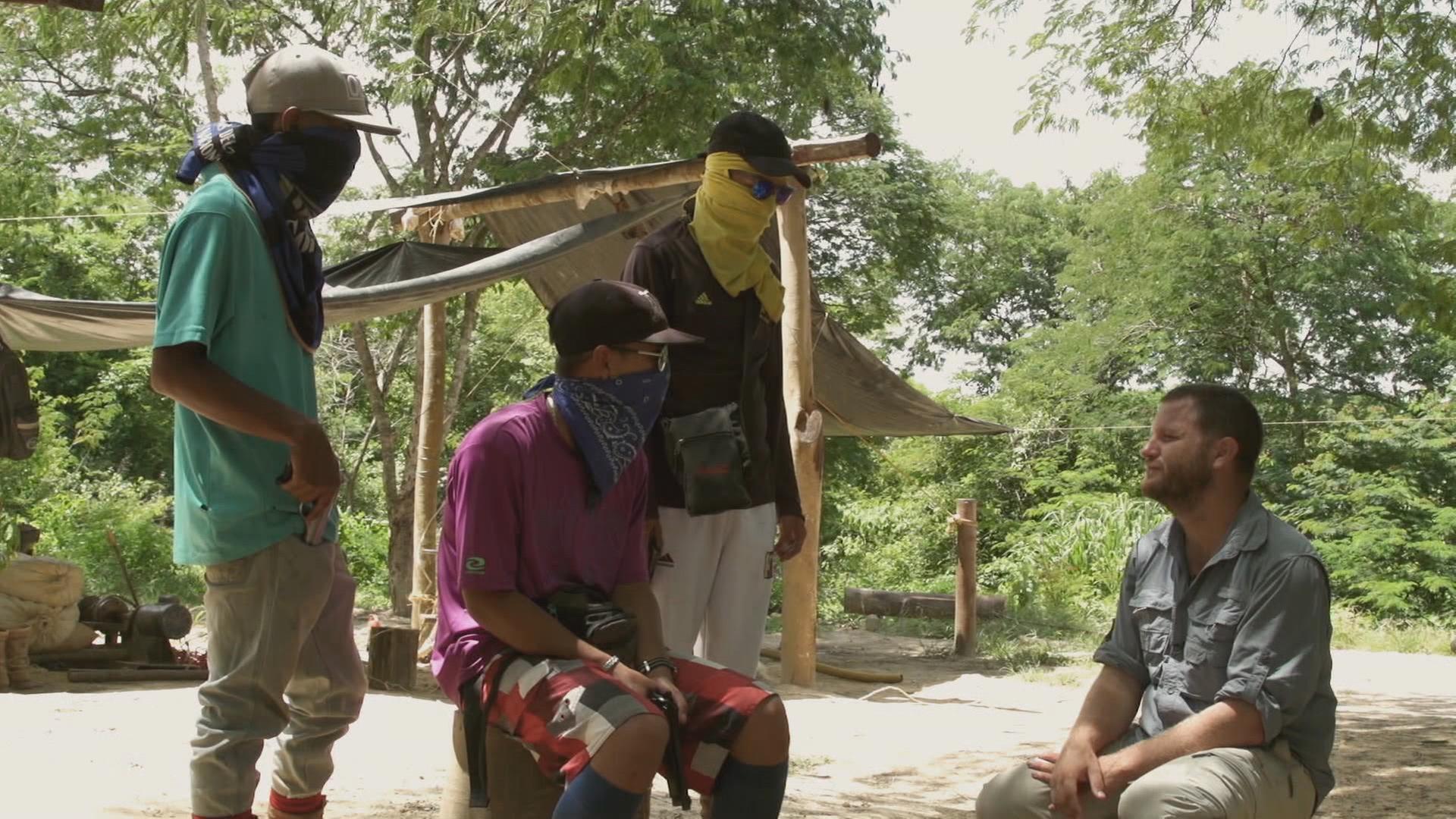 "Unter Gangstern: Die Gold-Mafia": Nahaufnahme von David Beriain und drei maskierten Bandenmitgliedern.