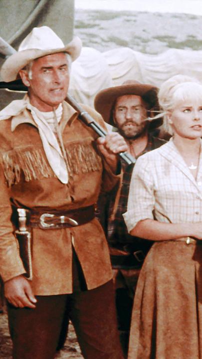 Fünf Personen stehen vor zwei Planwagen