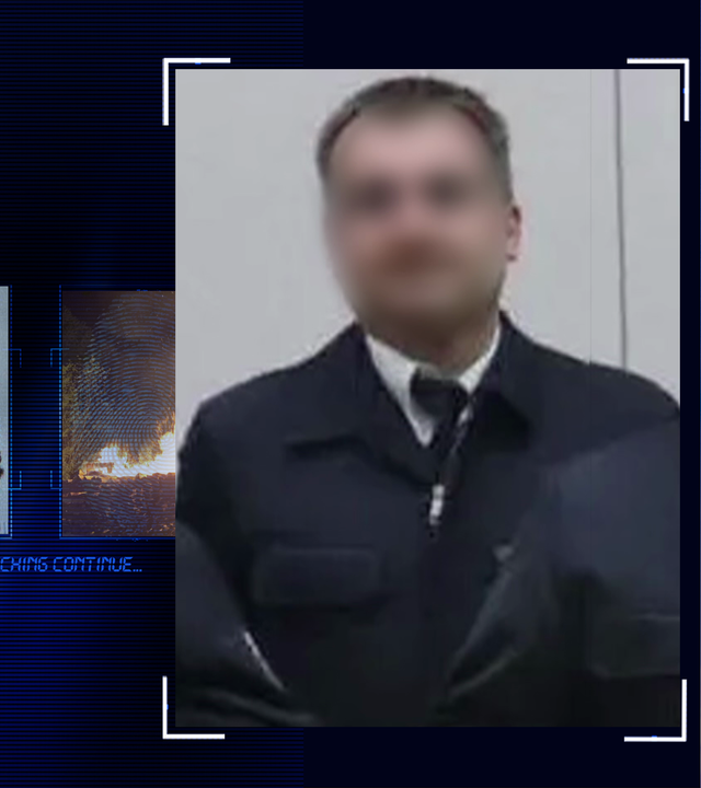 Portraitfoto des Täters in Feuerwehruniform. Das Gesicht wurde im Bild technisch verfremdet. Links daneben: Lichtschematische Darstellung eines Fingerabdrucks.