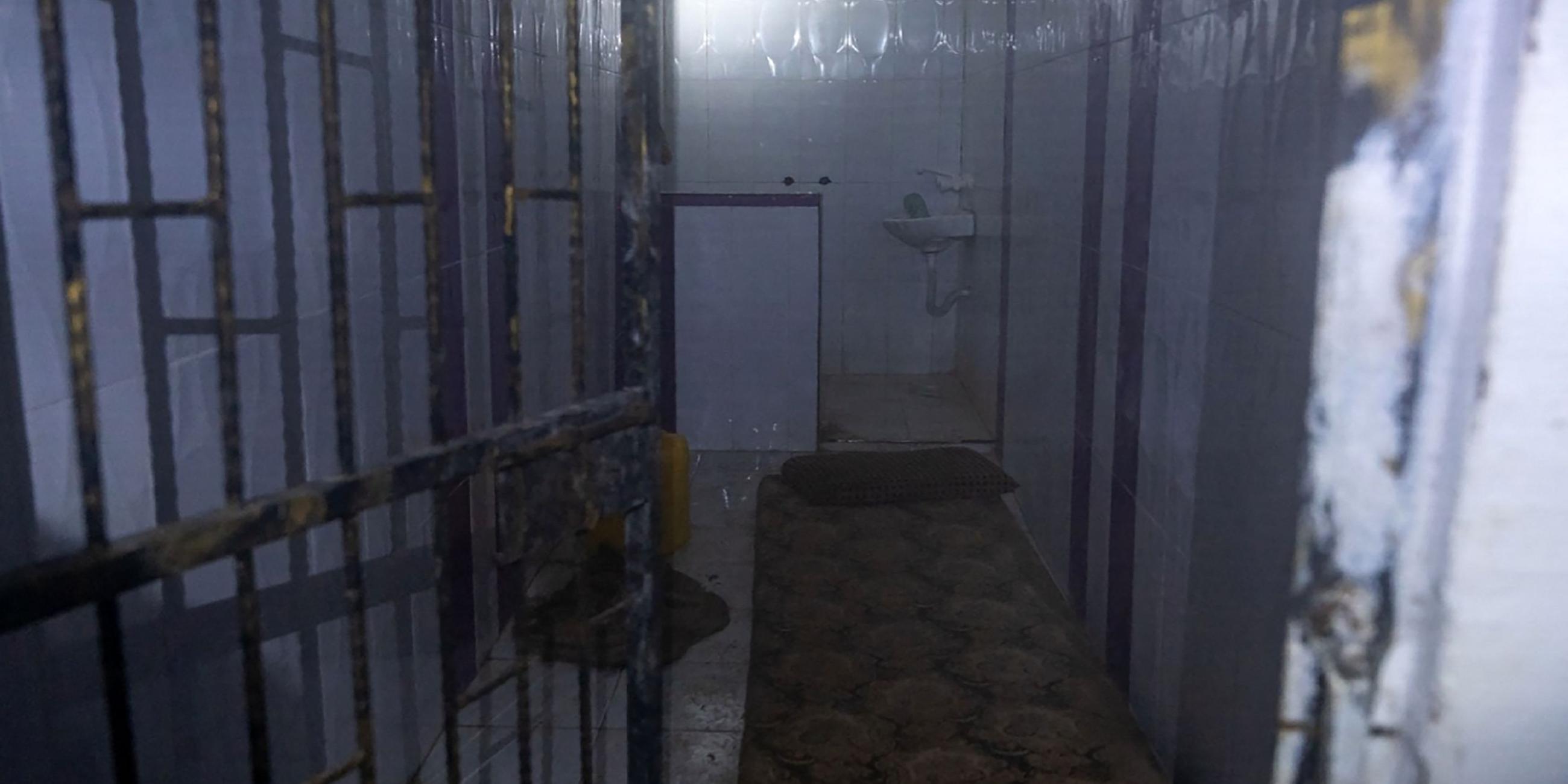 eine unterirdische Zelle mit einem behelfsmäßigen Bett und einem Waschbecken, die die israelischen Streitkräfte nach eigenen Angaben bei einer Razzia in einem unterirdischen Tunnel in Khan Yunis im südlichen Gazastreifen entdeckt haben. (21.01.2024)