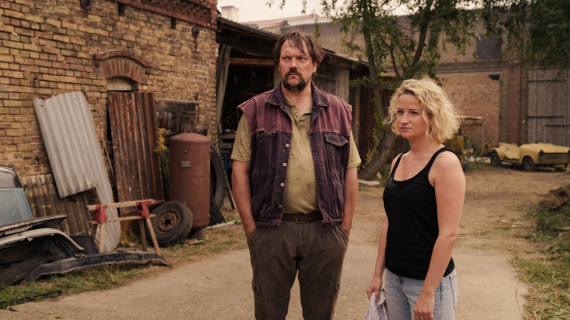 Nach langer Zeit ist Schaller (Charly Hübner) wieder ins Dorf zurückgekehrt. Möchte er nur die Beziehung zu seiner Tochter Miriam (Nina Gummich) verbessern?