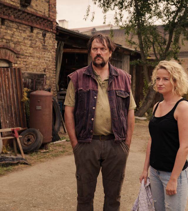 Nach langer Zeit ist Schaller (Charly Hübner) wieder ins Dorf zurückgekehrt. Möchte er nur die Beziehung zu seiner Tochter Miriam (Nina Gummich) verbessern?