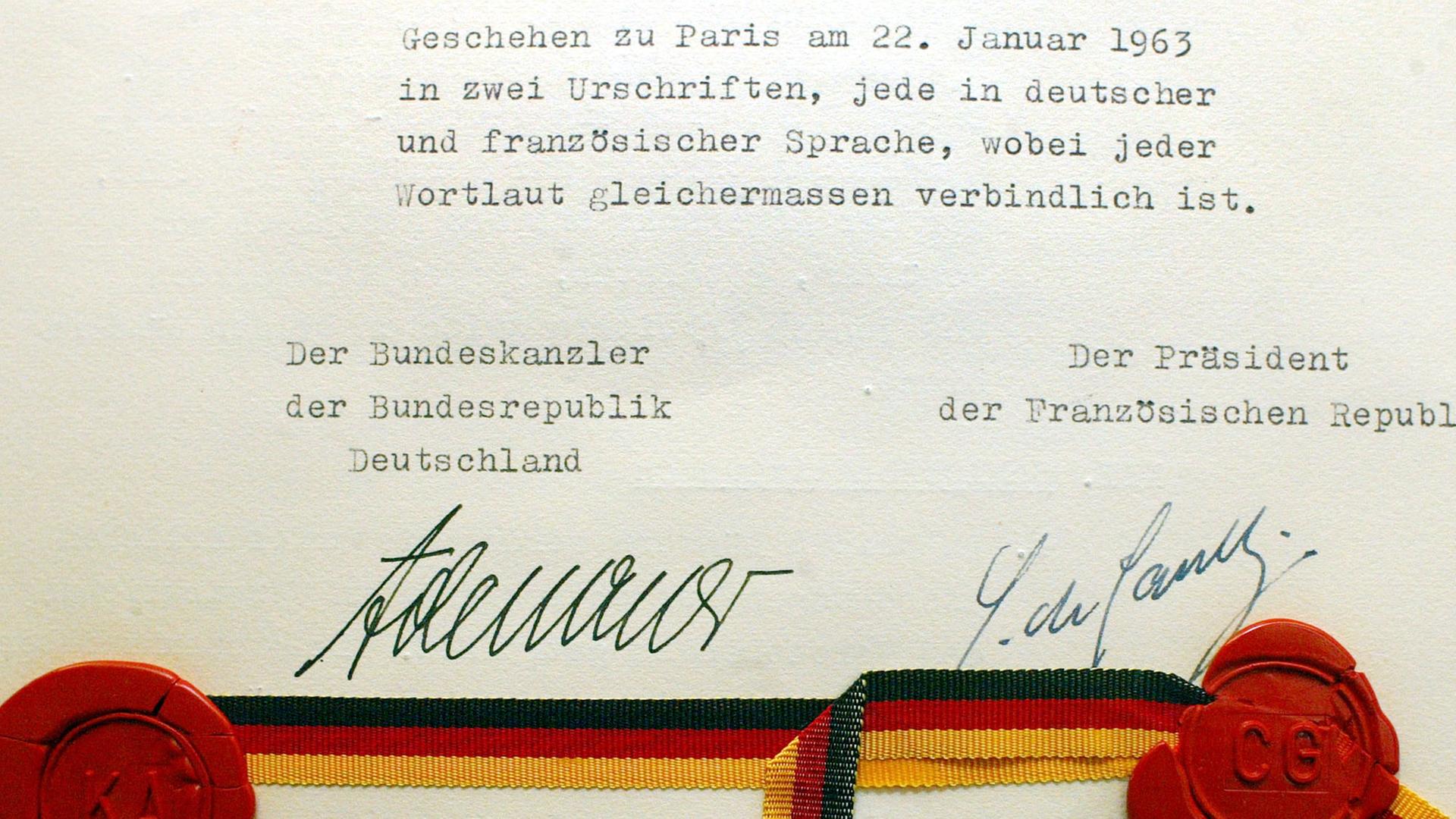 Die Unterschriften von Adenauer und De Gaulle auf dem Élysée-Vertrag