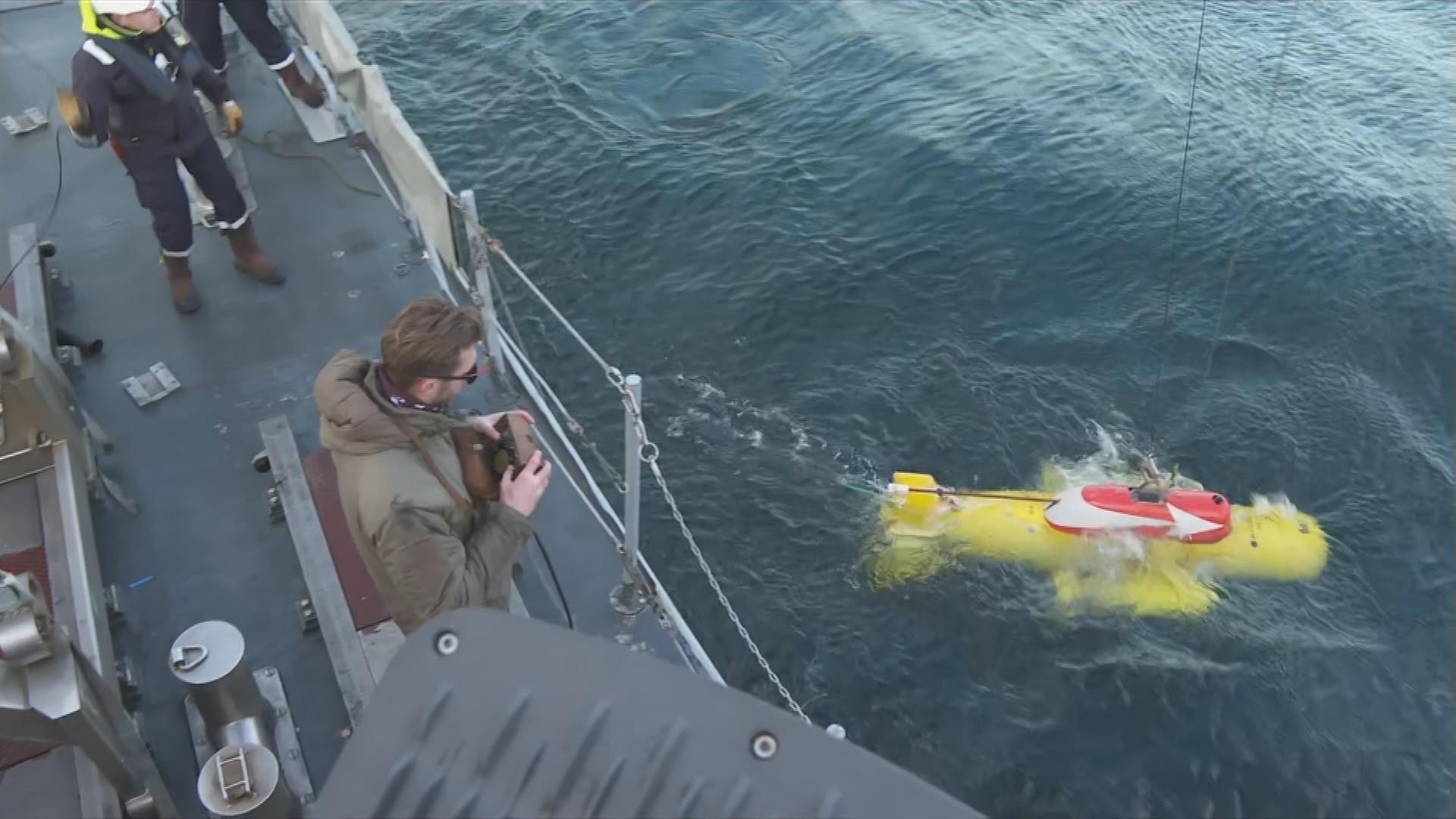 Marine-Mission zum Schutz von Unterseekabeln; Tauchroboter wird zu Wasser gelassen