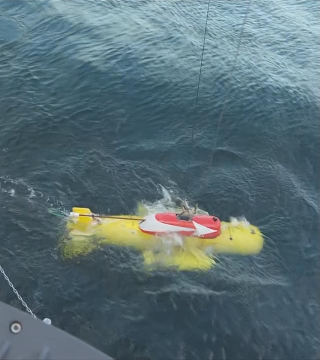 Marine-Mission zum Schutz von Unterseekabeln; Tauchroboter wird zu Wasser gelassen
