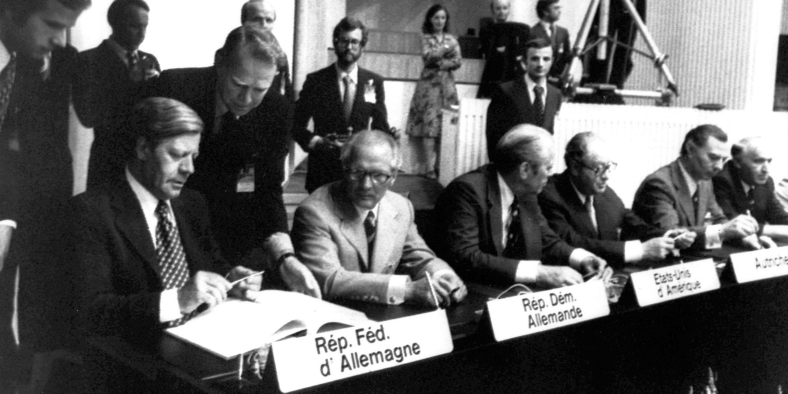 Archiv: Bundeskanzler Helmut Schmidt (l) unterzeichnet gemäß der Sitzungordnung, die sich nach der französischen Schreibweise der Staaten richtet, am 1.8.1975 im Finlandia-Haus in Helsinki als erster Regierungschef das KSZE-Schlußdokument. 