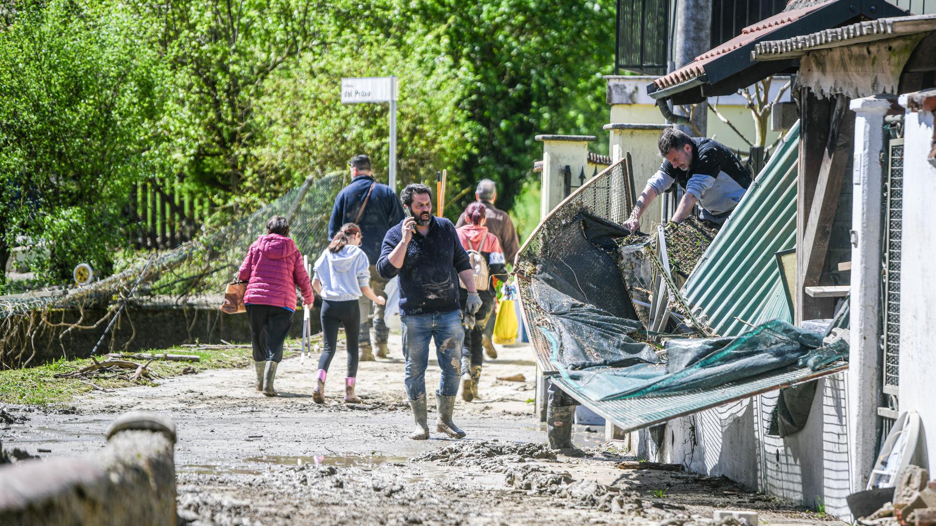 Schlamm bedeckt die Straßen von Lauriano.