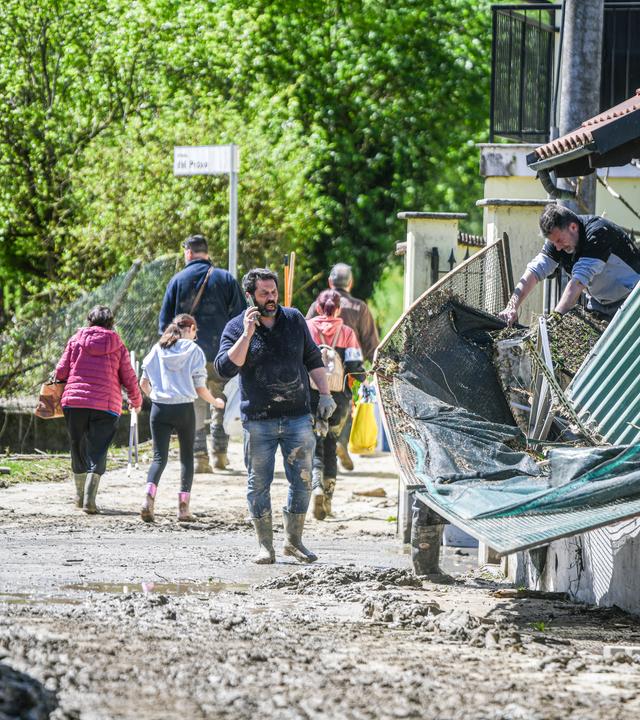 Schlamm bedeckt die Straßen von Lauriano.