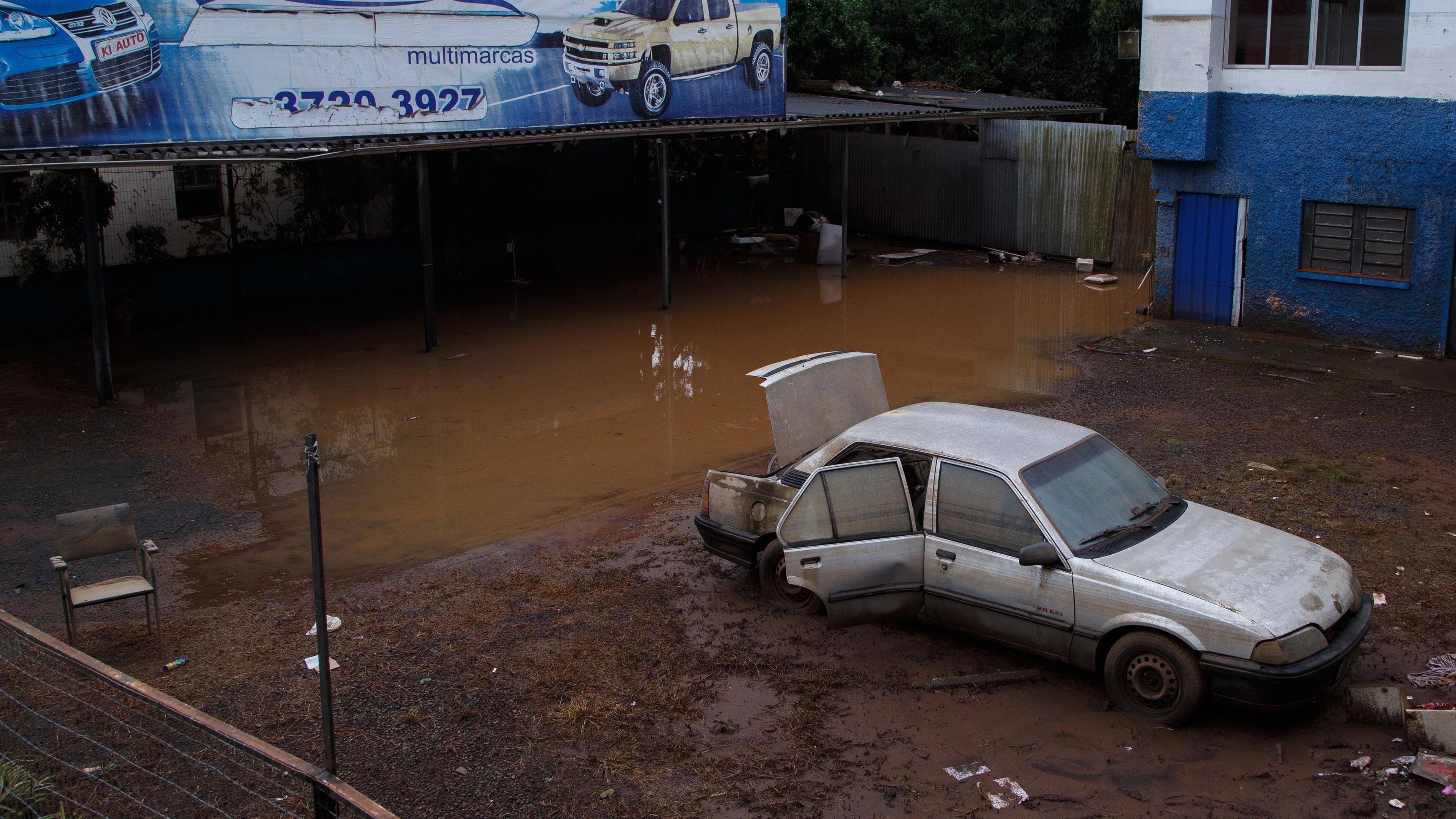 Brasilien, Estrela: Ein beschädigtes Auto steht am Hochwasser nach den schweren Unwettern.