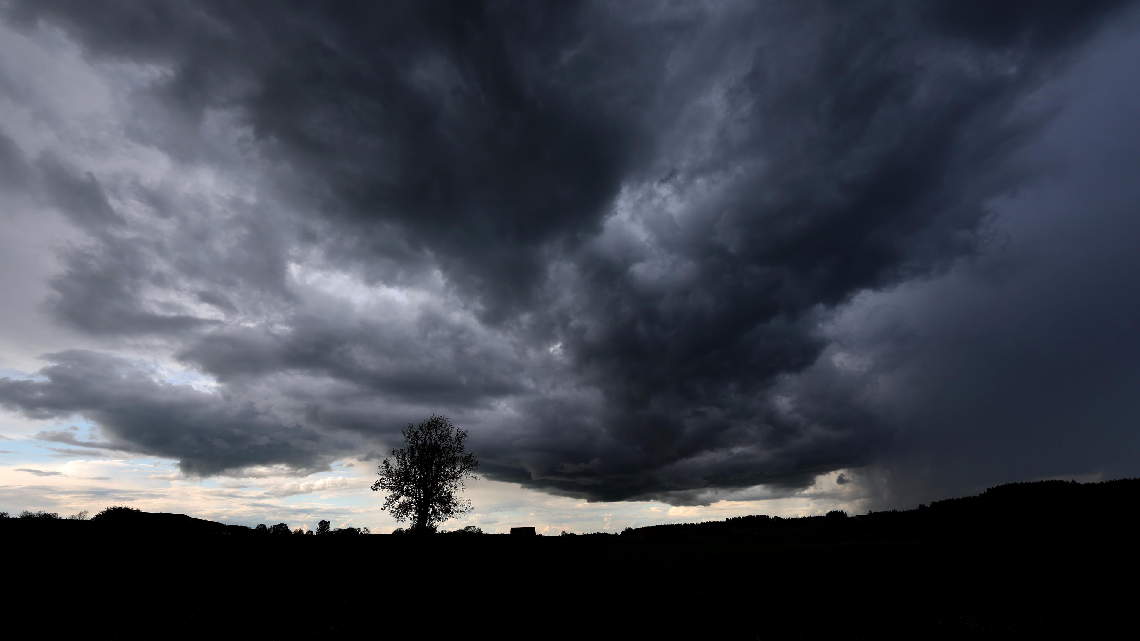 Gewitterwolken als Vorboten für Unwetter mit Starkregen und Überflutungen in ganz Deutschland