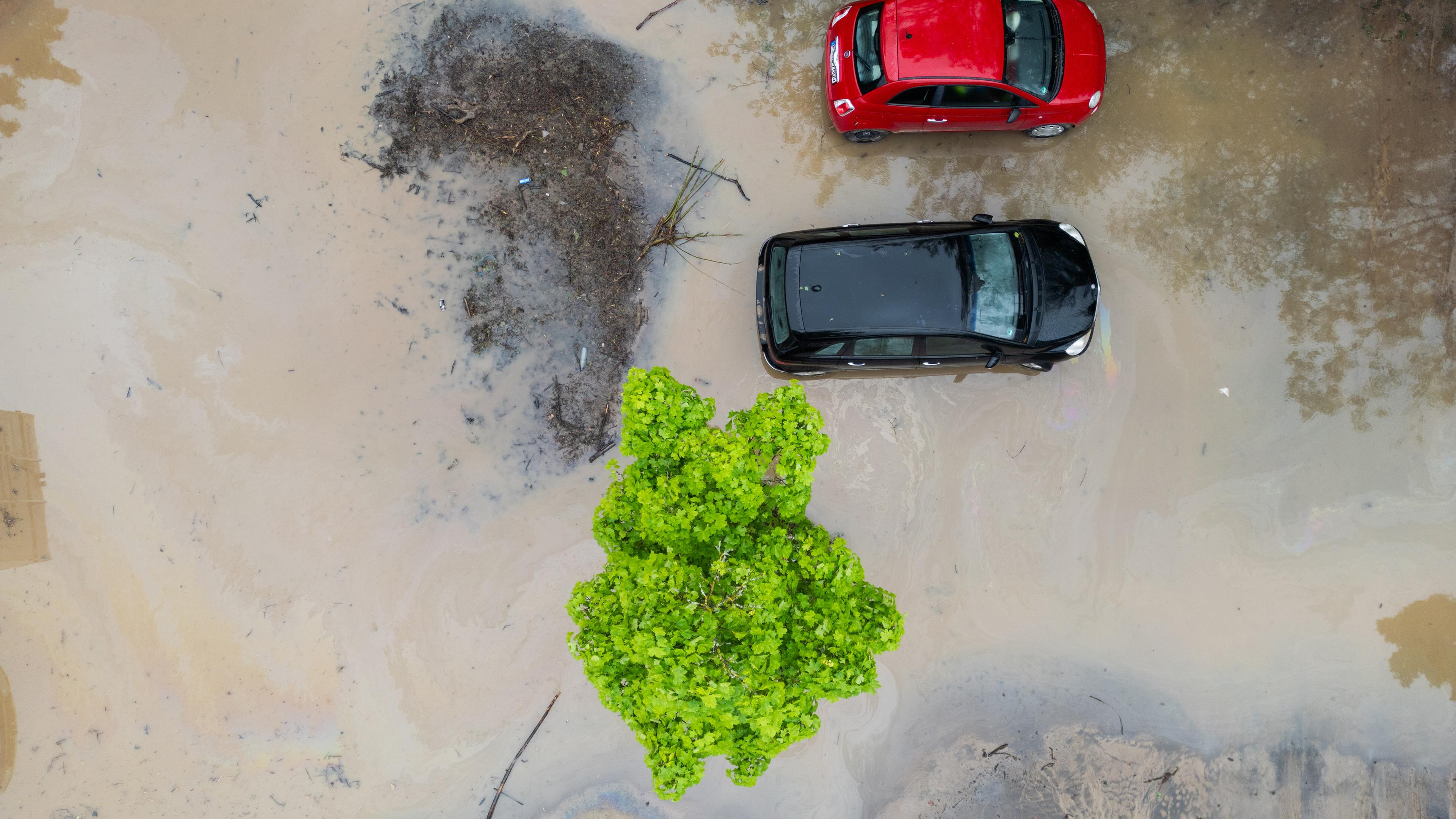 Hessen, Frankfurt/Main: Autos stehen auf einem überschwemmten Parkplatz (Luftaufnahme mit einer Drohne).