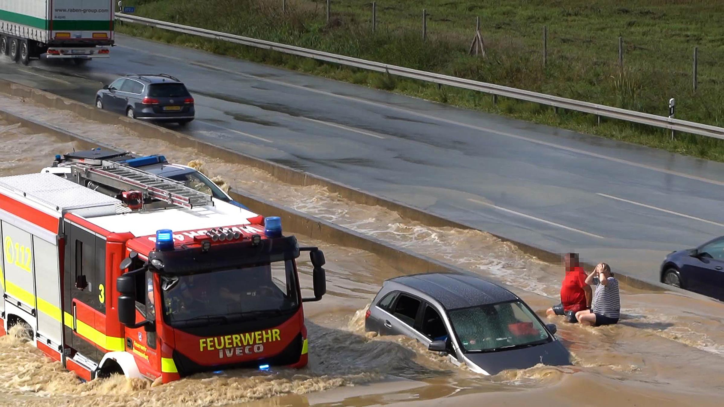 Fahrzeuge stehen auf der nach einem Unwetter auf der überfluteten Fahrbahn der Autobahn 2, aufgenommen am 12.09.2023