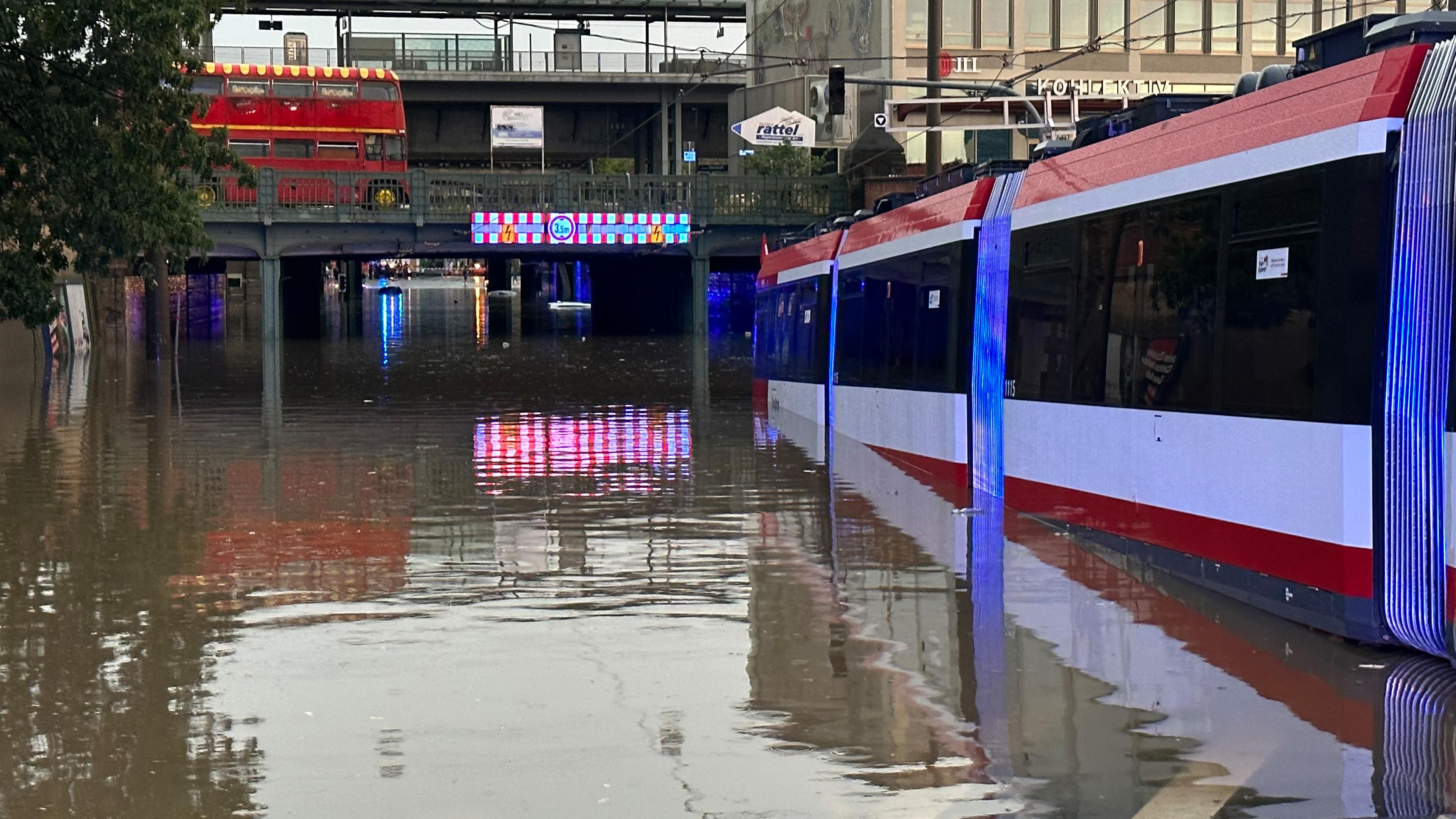  Eine Straßenbahn steht in einer überschwemmten Straße an einer Unterführung in Nürnberg nach einer Unwetter.