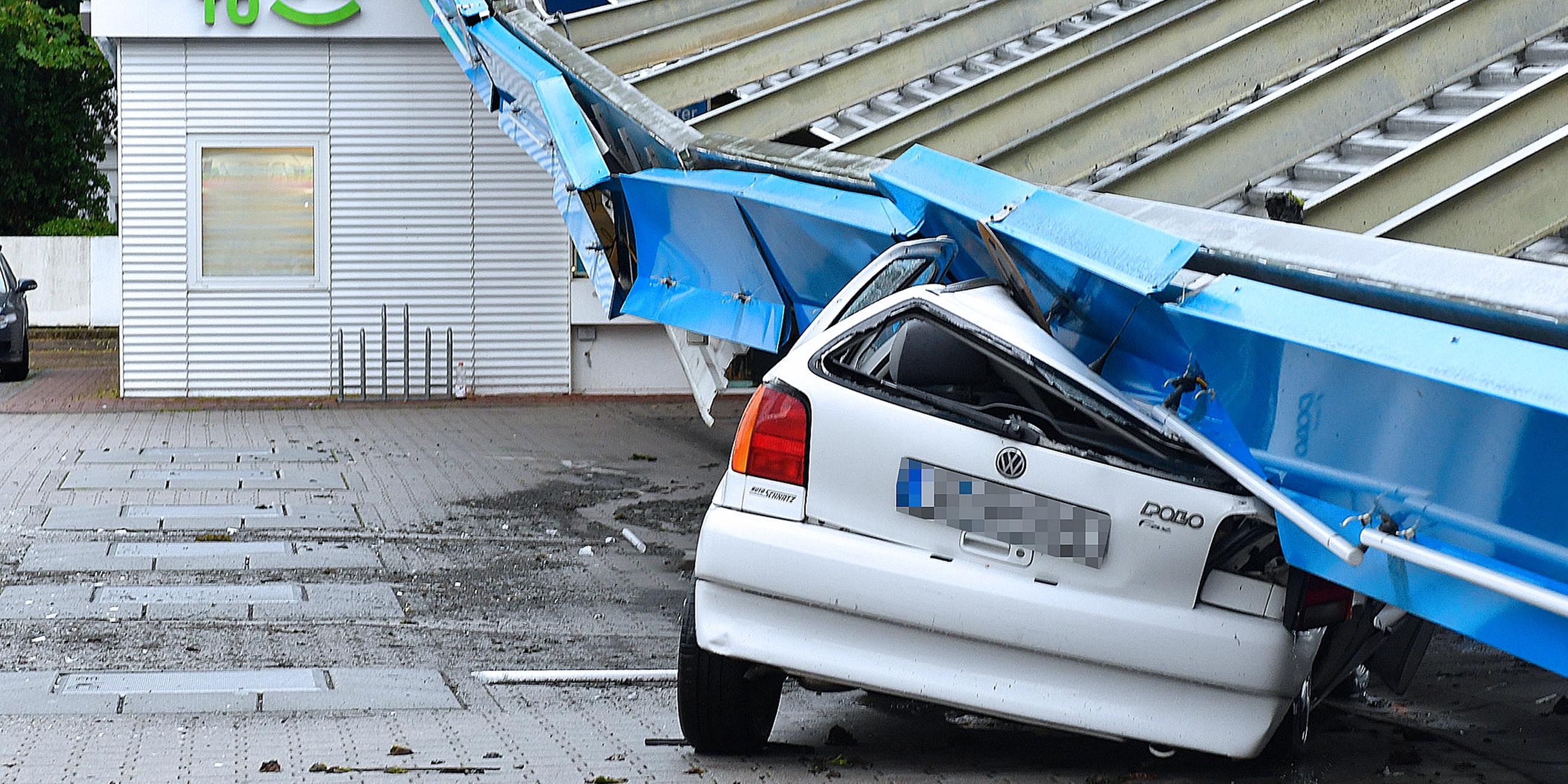 Das Dach einer Tankstelle in Wuppertal ist nach einem heftigen Unwetter zusammengebrochen. 
