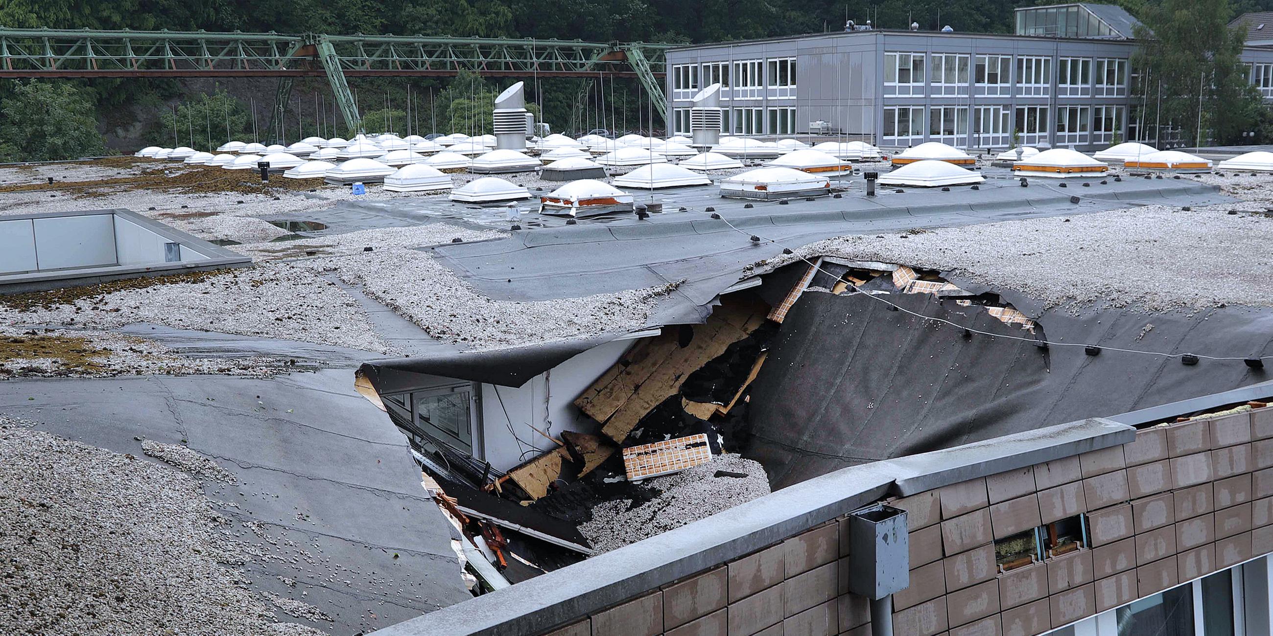 Das Dach an der Universität Haspel,Wuppertal, ist bei einem heftigen Unwetter teilweise eingestürzt.