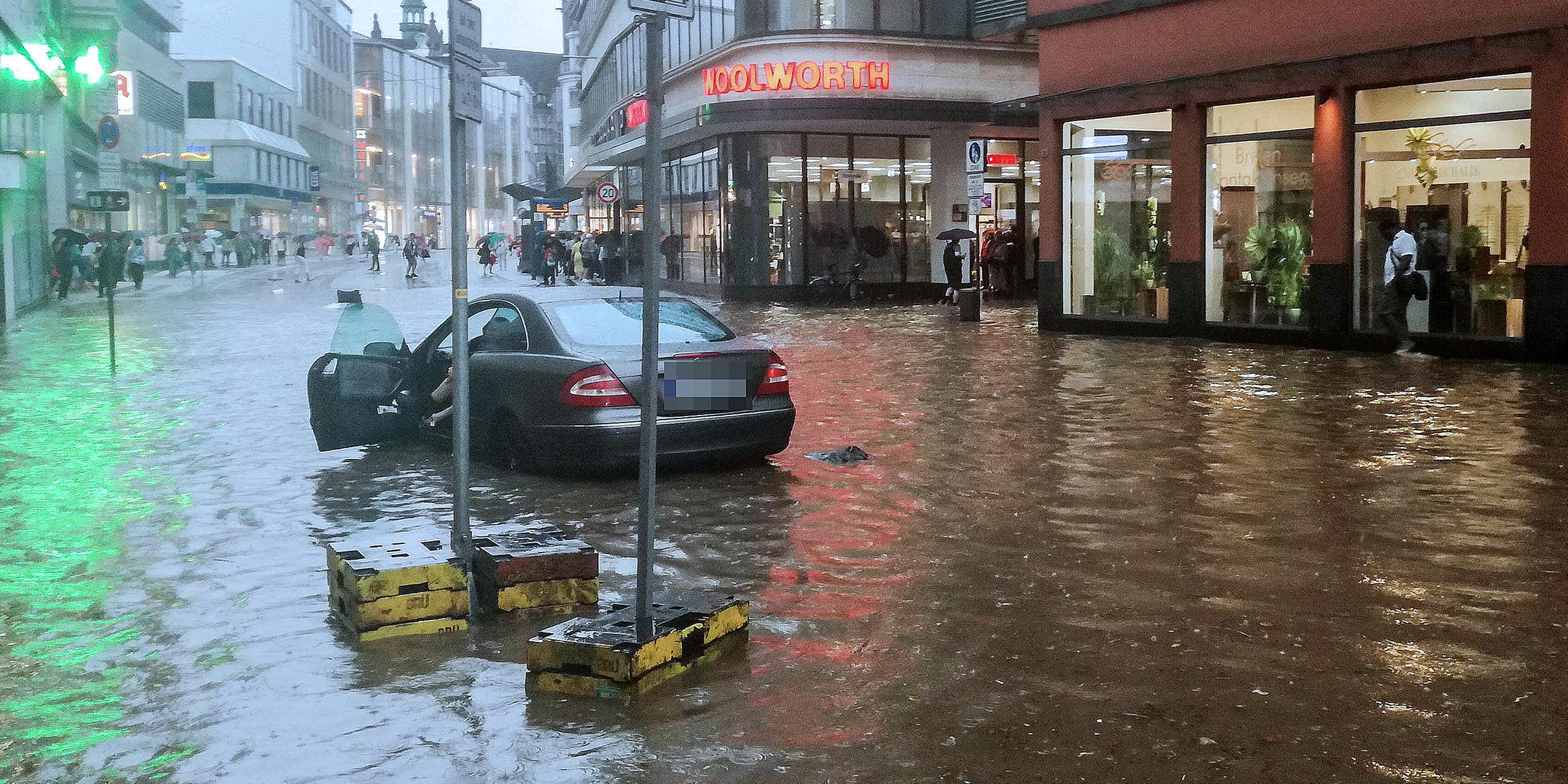 Eine Straße in Wuppertal ist nach heftigem Regen überflutet.