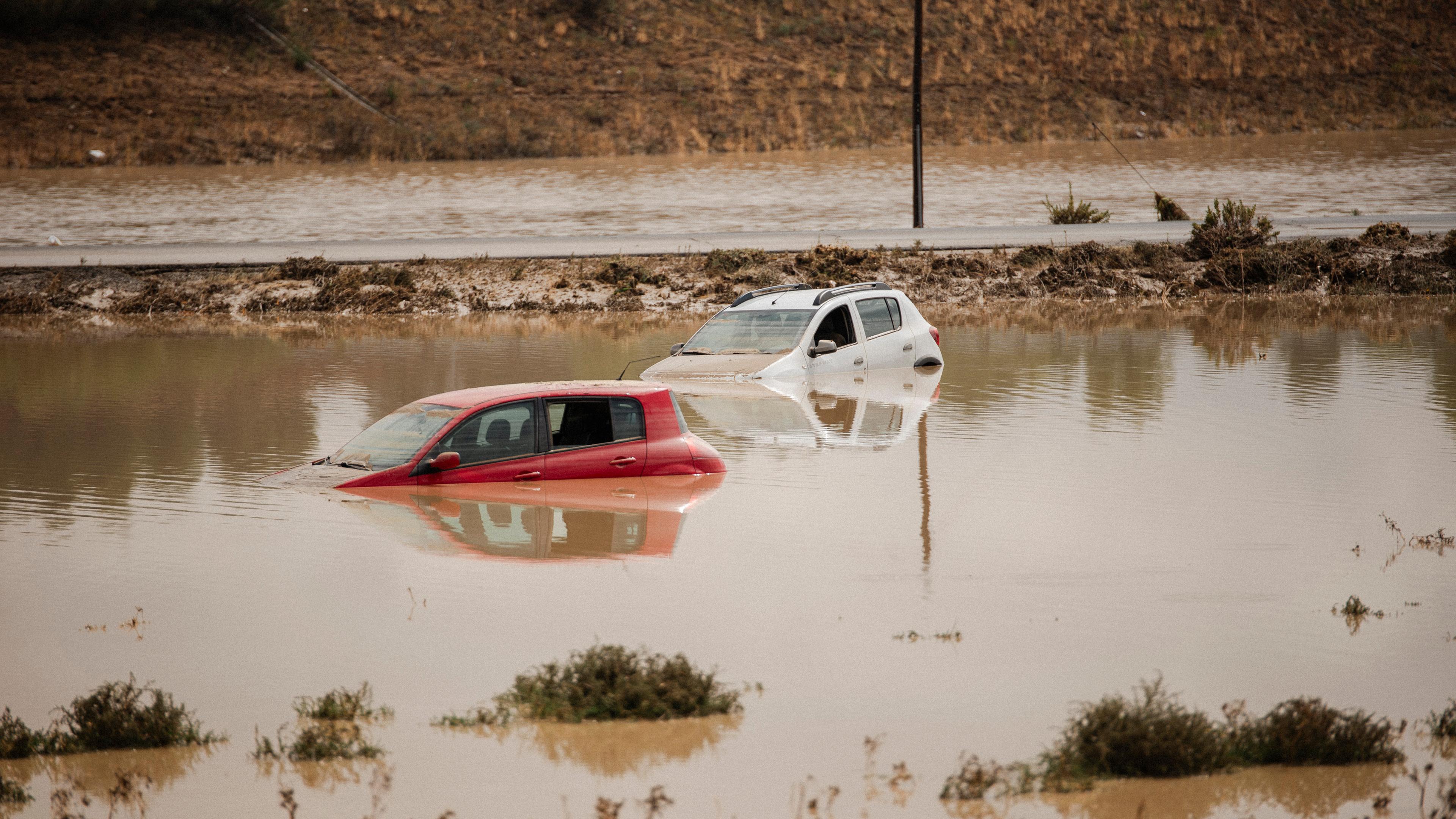Spanien, Bargas: Zwei Autos stehen neben der A-42 in Bargas, Toledo, im Wasser.
