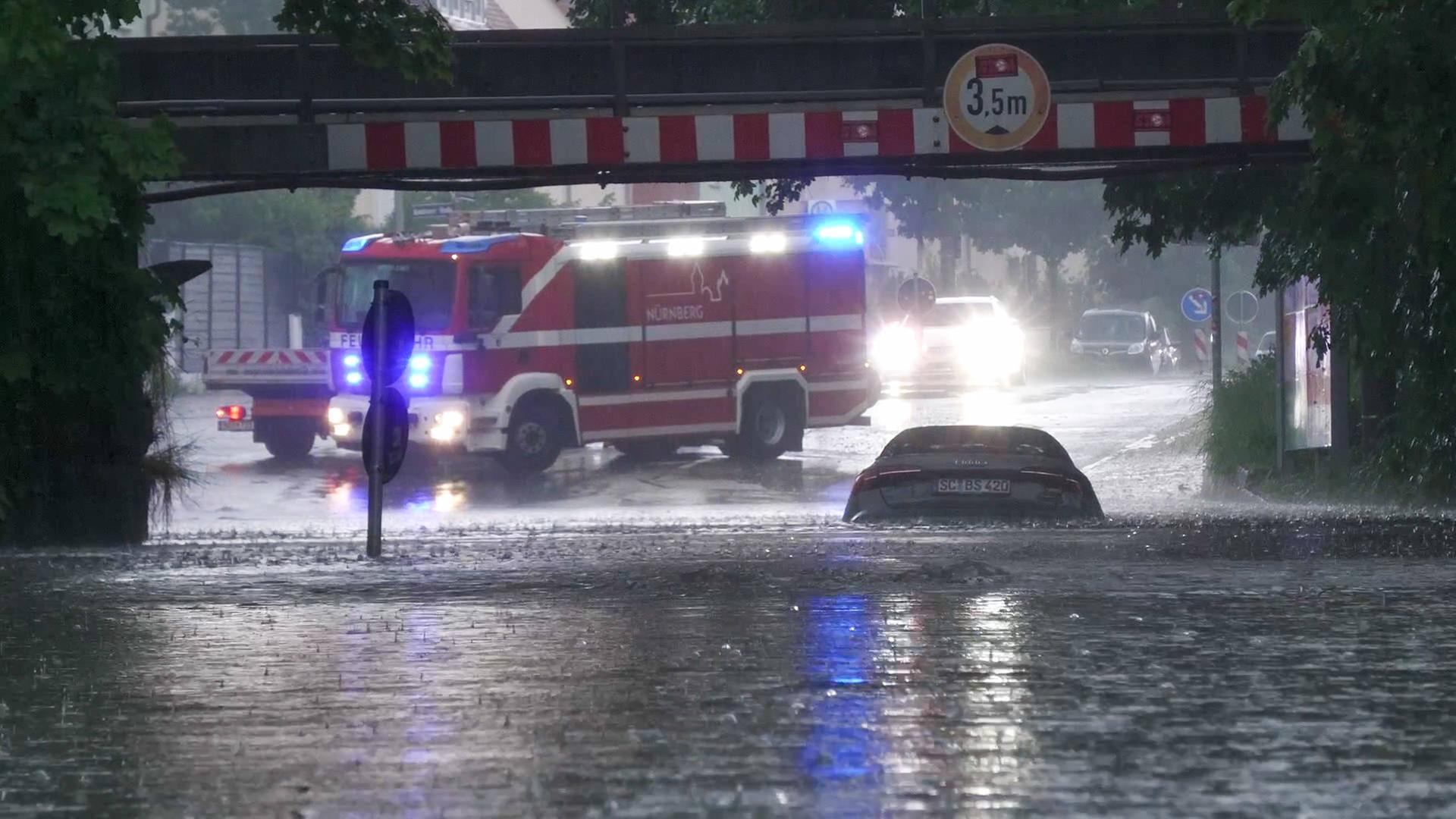 Ein Feuerwehrauto hinter einer überfluteten Straße am Abend des 16. Mai. 