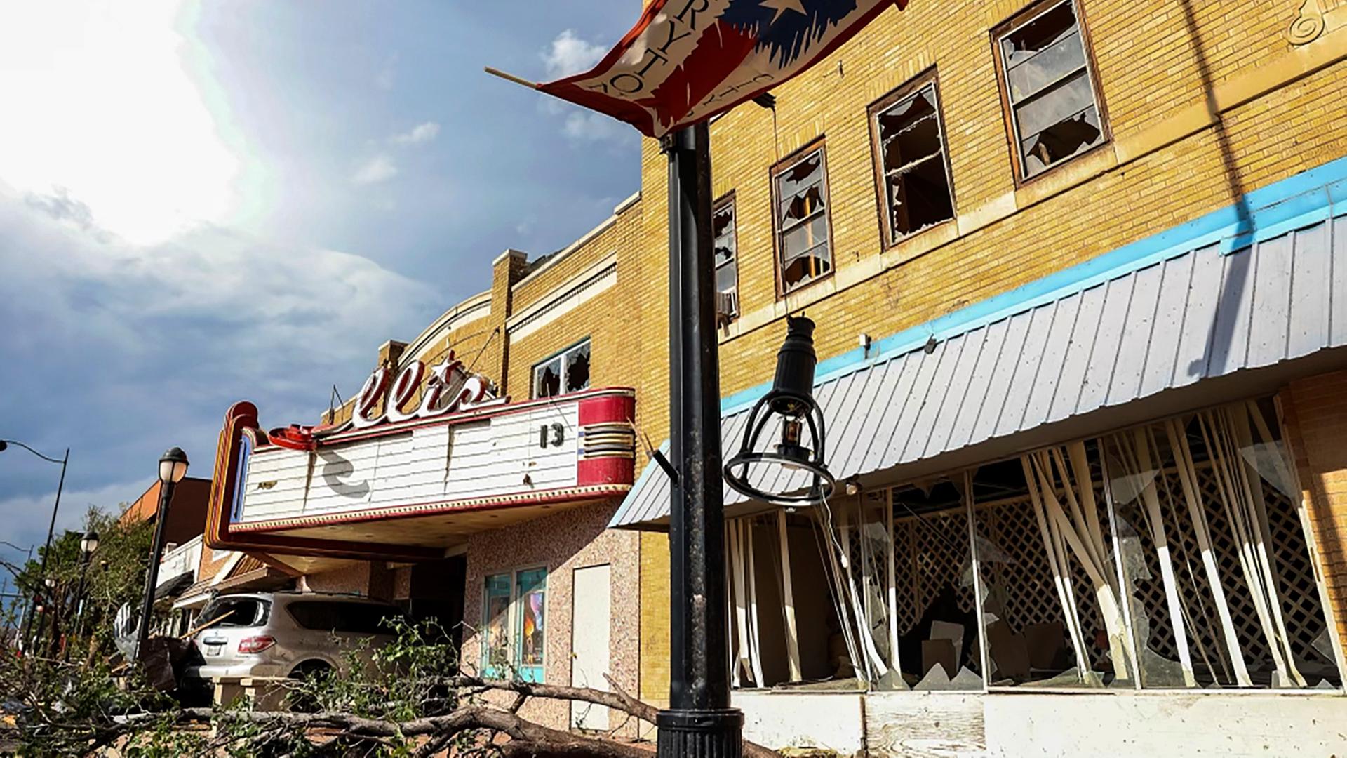 Die Fassade eines Theaters in Texas ist zerstört. Ein heftiger Tornado hat große Schäden angerichtet und viele Menschen verletzt. 