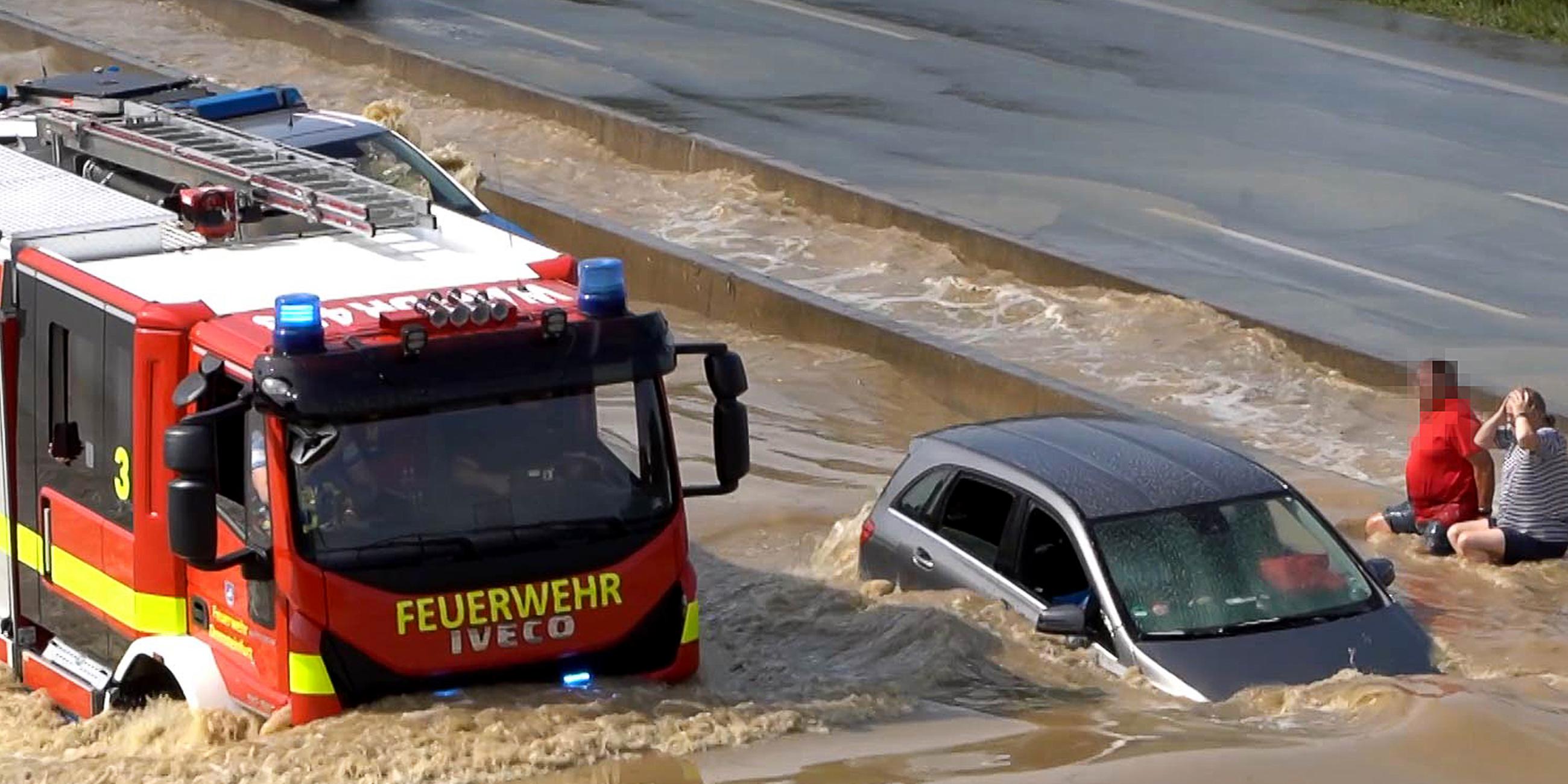 Fahrzeuge stehen auf der nach einem Unwetter auf der überfluteten Fahrbahn der Autobahn 2. Am 12.09.2023, Nordrhein-Westfalen, Beckum
