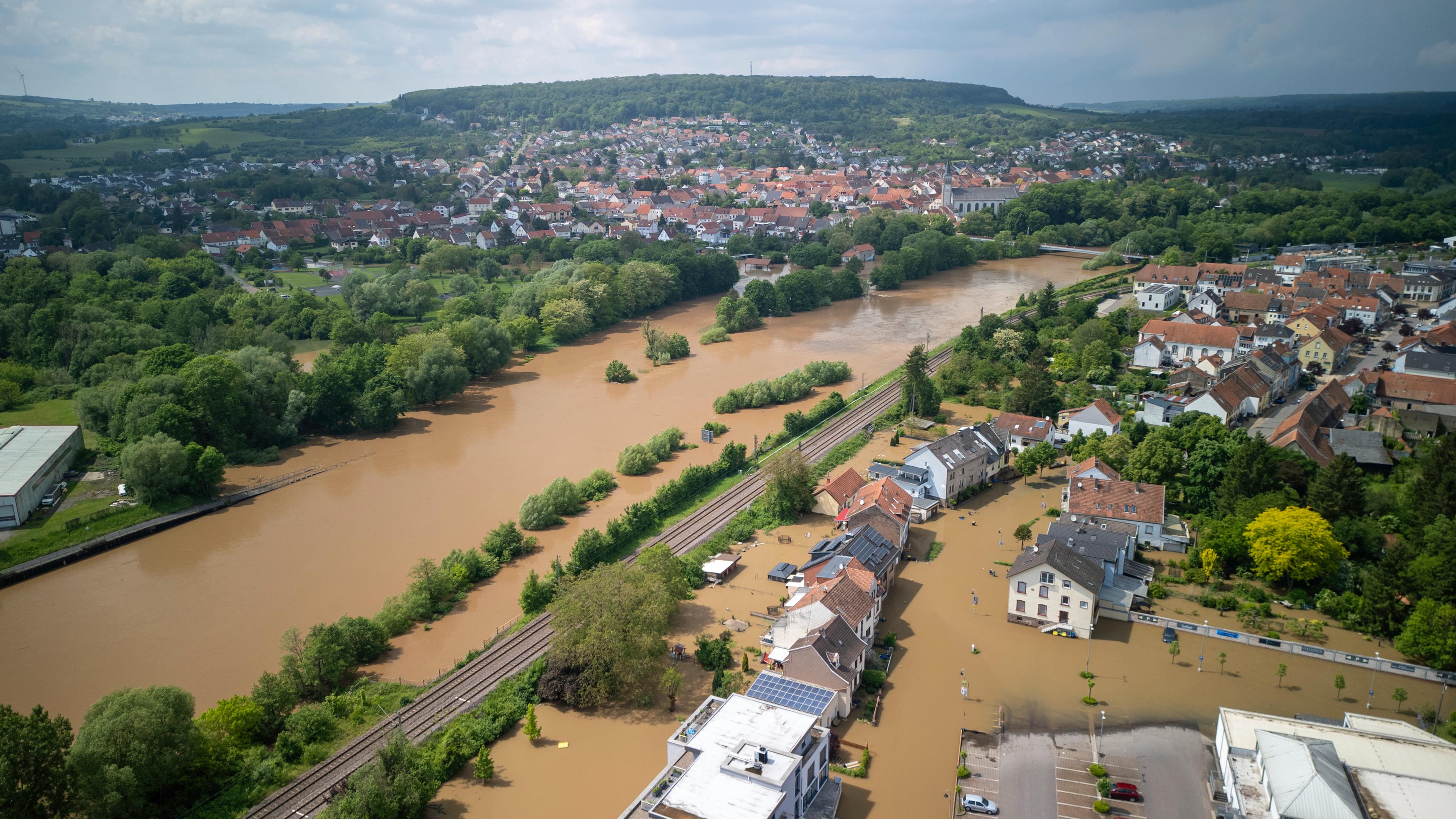 Saarand, Kleinblittersdorf: Die Elsässer Straße steht immer noch unter Wasser und ist für Fußgänger nicht passierbar.
