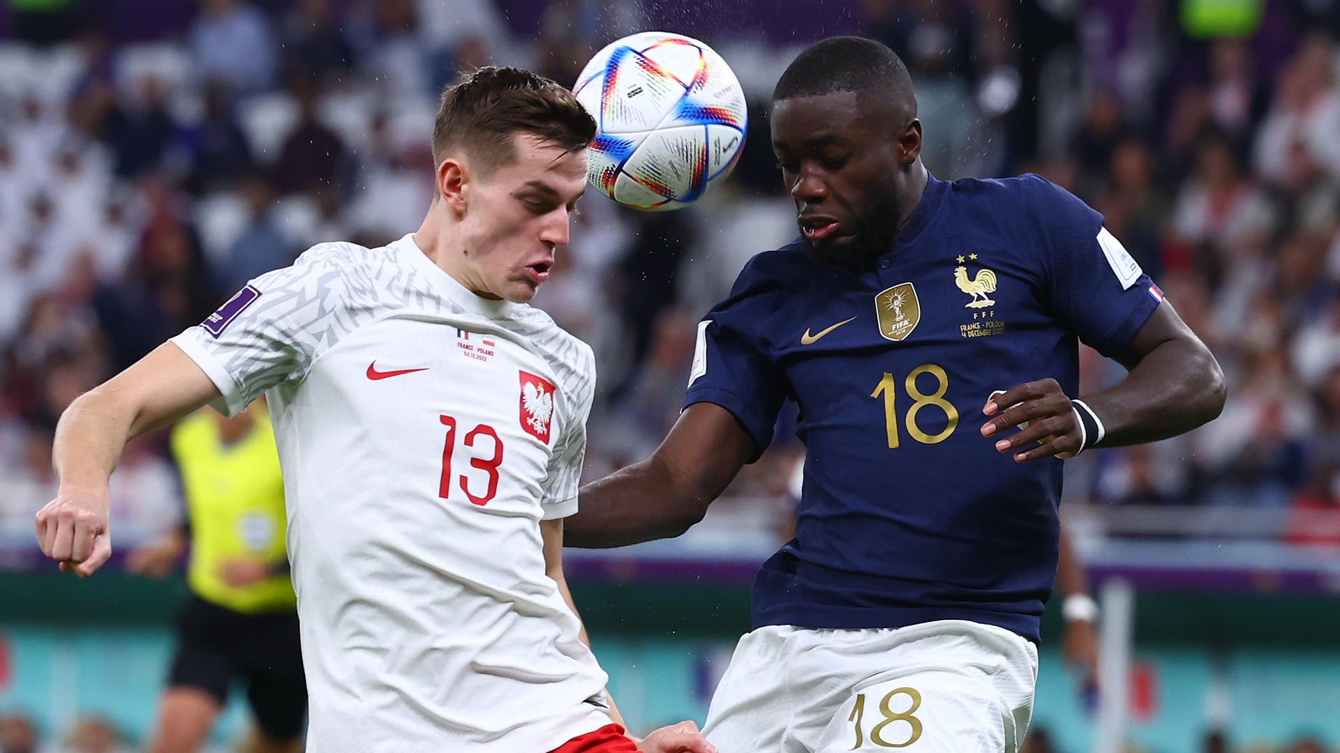 Fußball-WM 2022 in Katar, Frankreich - Polen, Achtelfinale: Dayot Upamecano (r.) im Zweikampf gegen Polens Jakub Kaminski