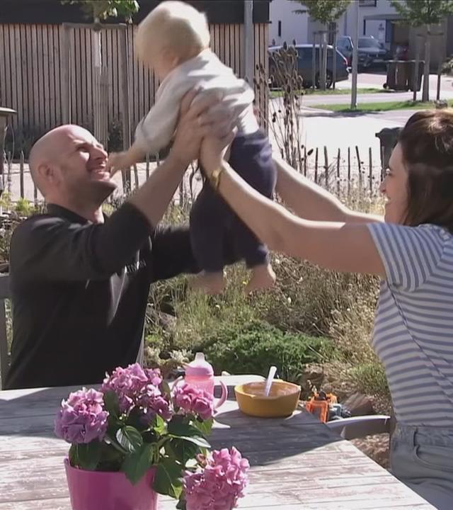 Zwei Eltern mit ihrem Baby