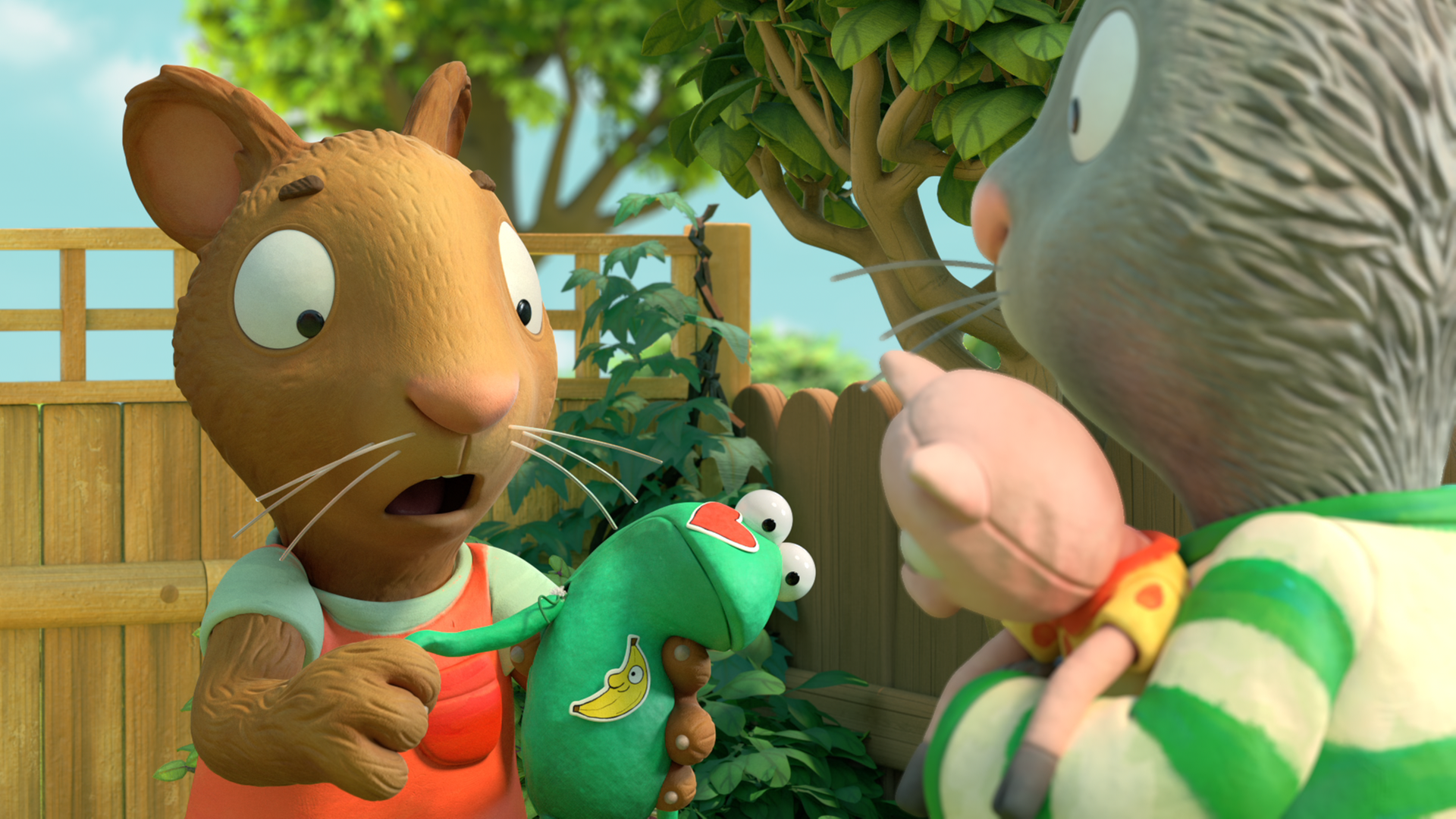 Posy macht ein erschrockenes Gesicht, da Pips Kuscheltier verletzt wird. Sie hat Froschi im Arm. Pip hat Schweinchen im Arm.