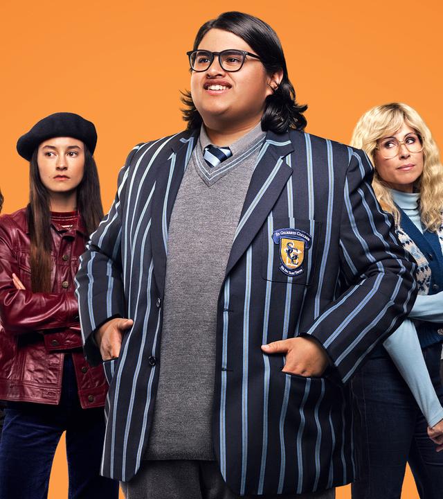 Plakatmotiv zum Film mit den Hauptdarstellern: Von links: James Rolleston, Erana James, Julian Dennison, Minnie Driver und Rhys Darby "Uproar": Vor einem orangefarbenen Hintergrund stehen Jamie (James Rolleston), Samantha (Erana James), Josh (Julian Dennison), Shirley (Minnie Driver) und Bruder Madigan (Rhys Darby) nebeneinander.